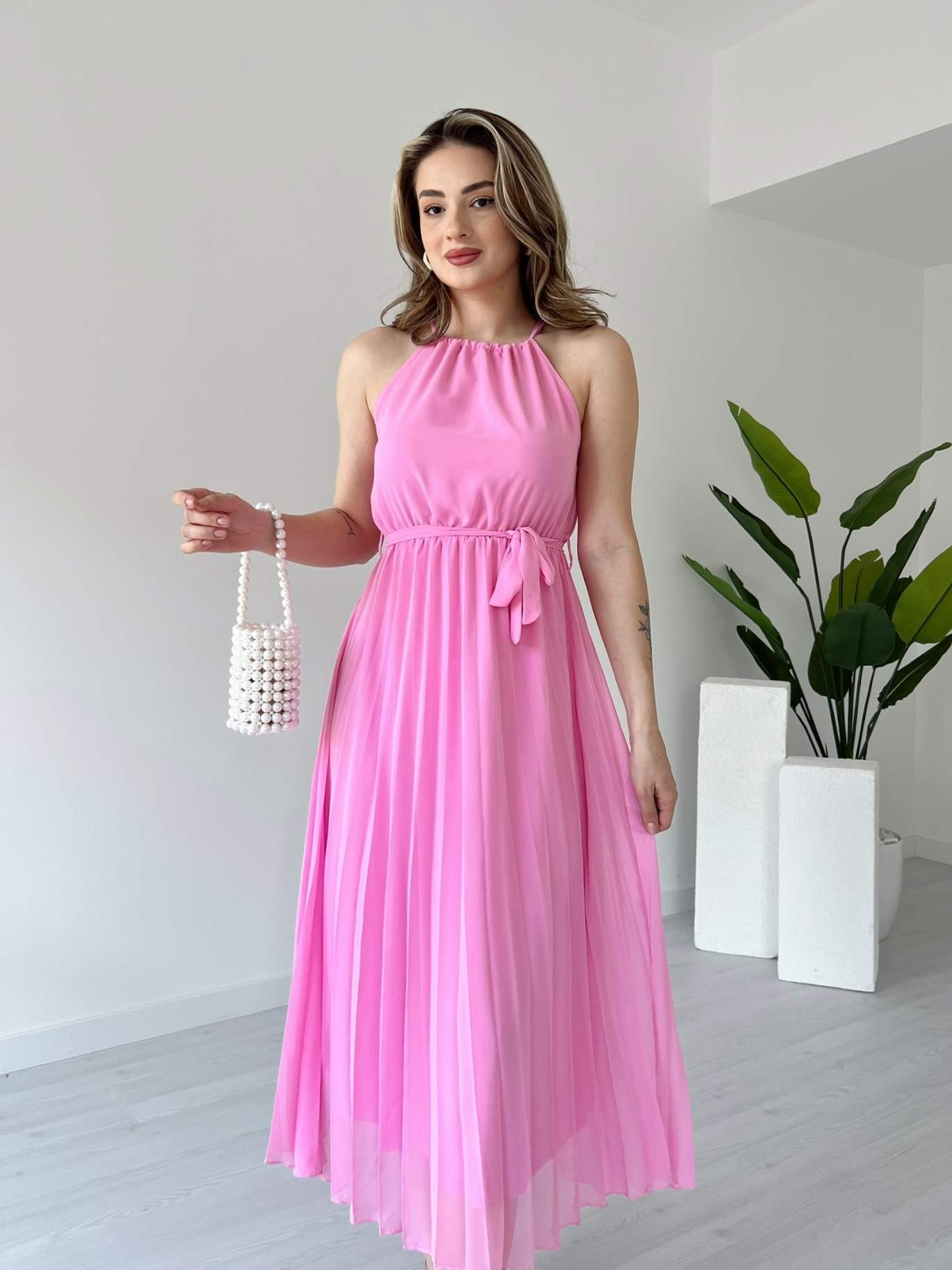 Halter Yaka Eteği Piliseli Şifon Elbise - Pembe