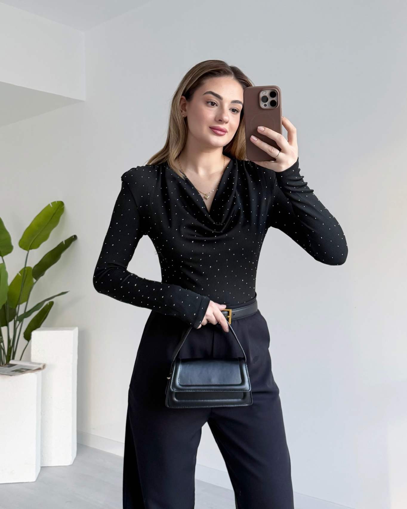 Degaje Yaka Taş Süslemeli Bluz - Siyah