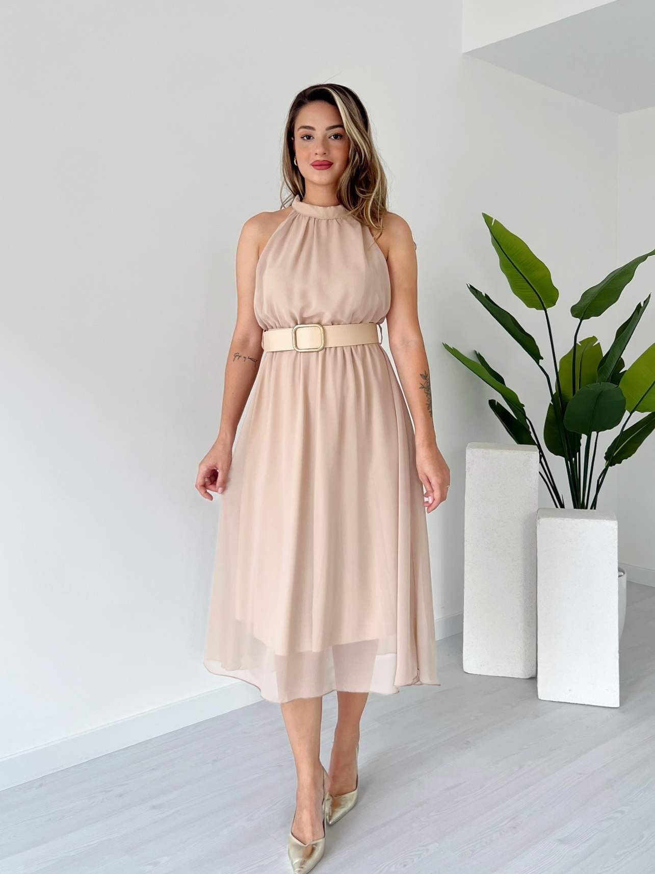 Halter Yaka Kemerli Şifon Elbise - Bej