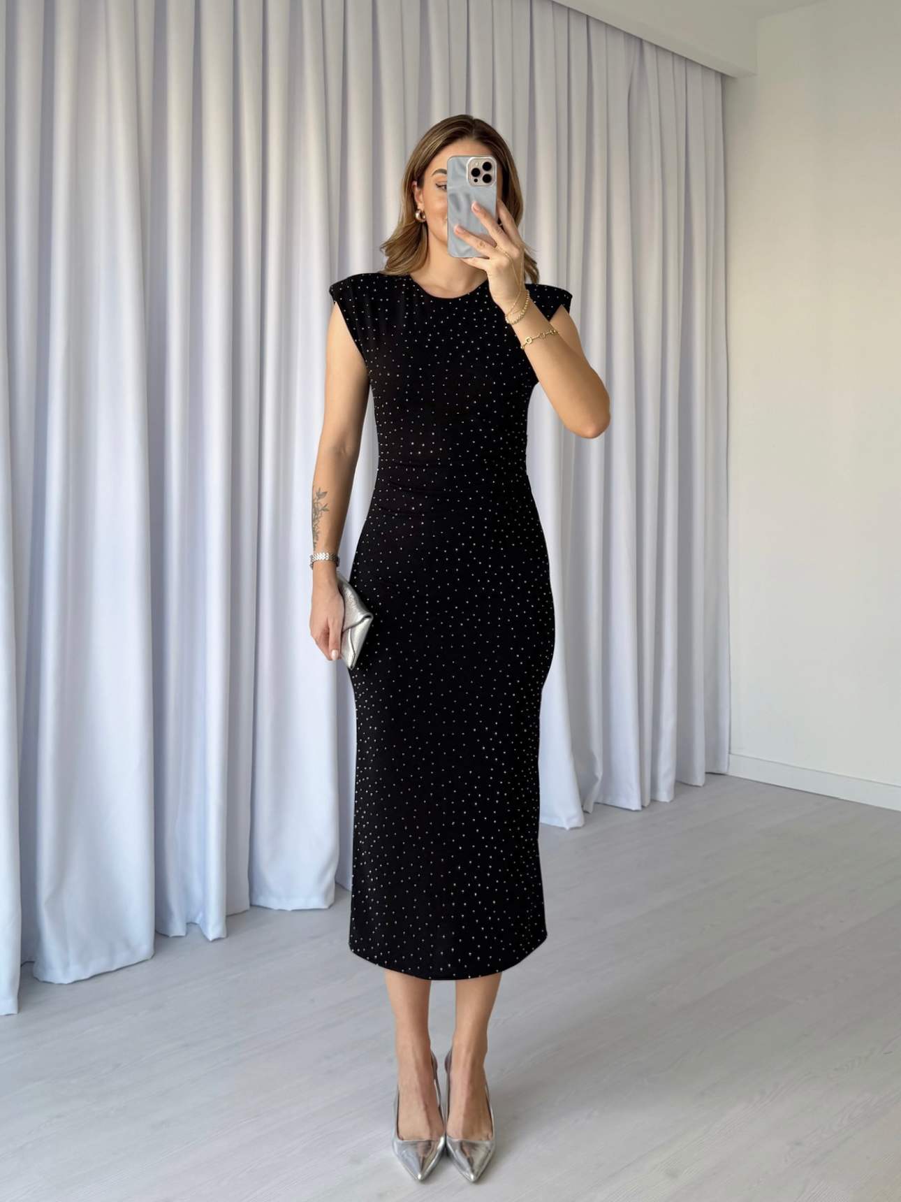 Omuzları Vatkalı Taş Süslemeli Elbise