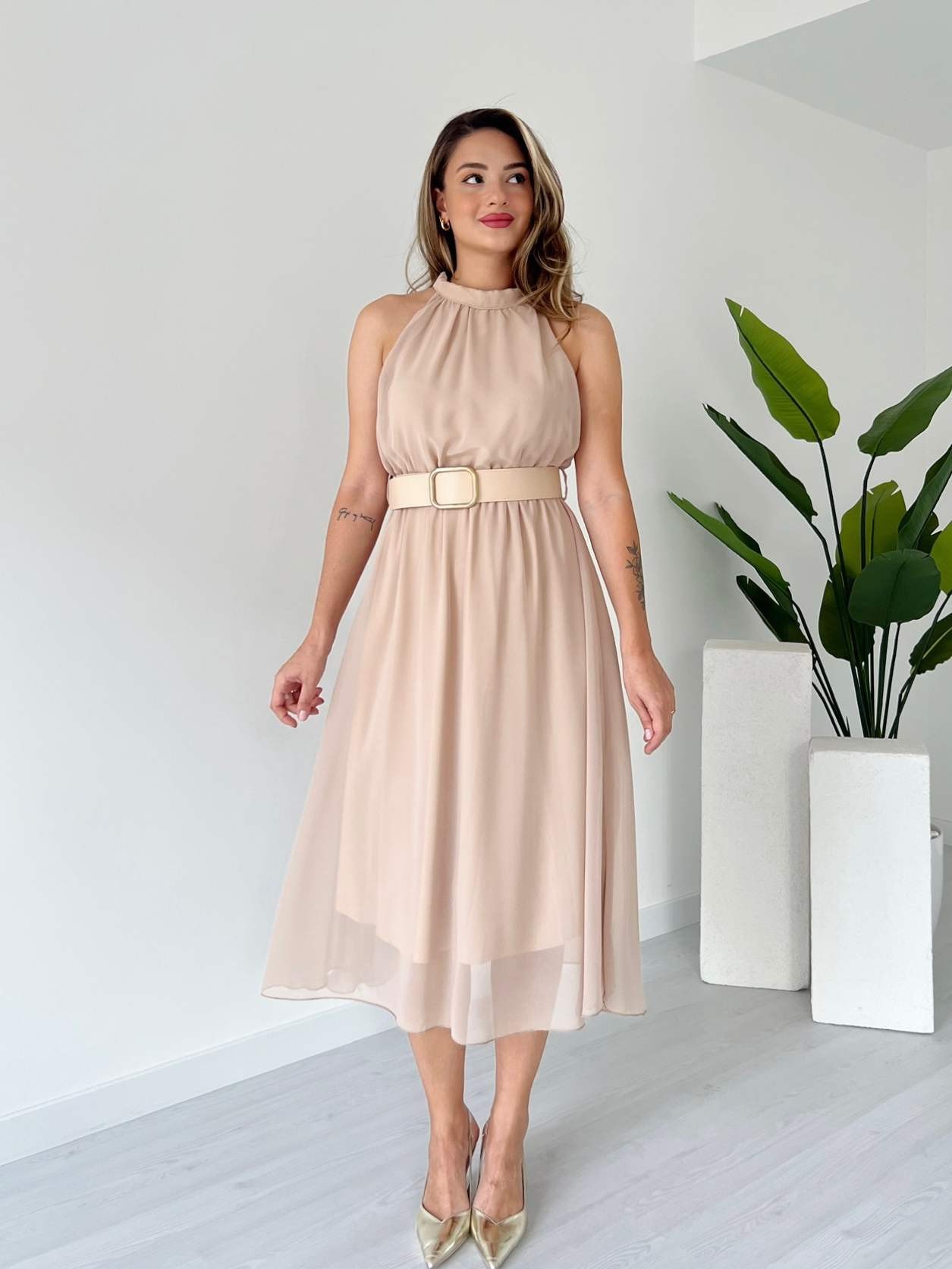 Halter Yaka Kemerli Şifon Elbise - Bej