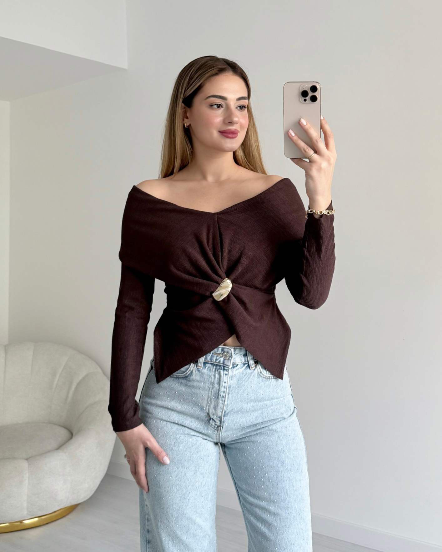 Şal Yaka Broş Detaylı Bluz - Kahve