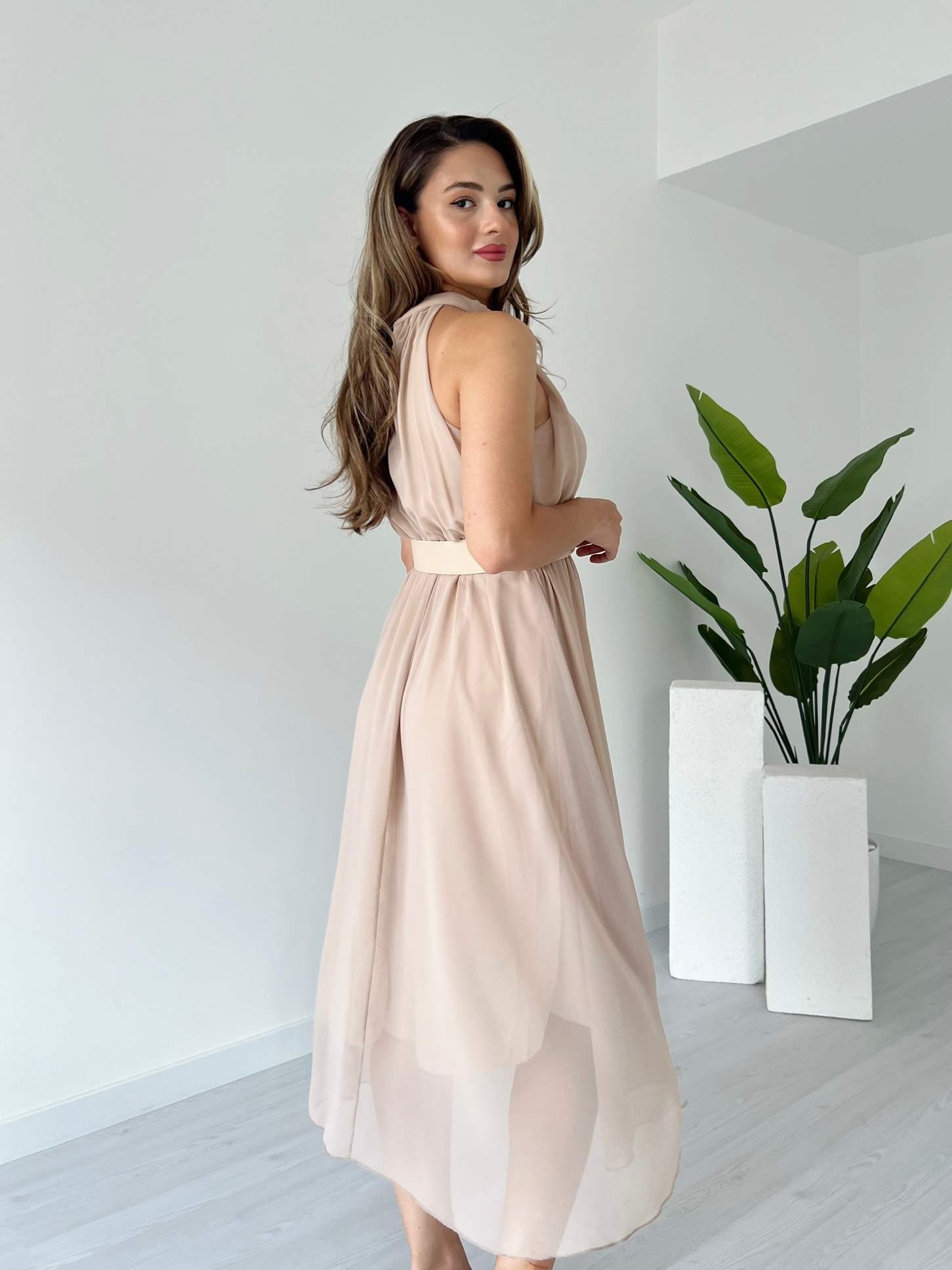 Halter Yaka Kemerli Şifon Elbise - Bej