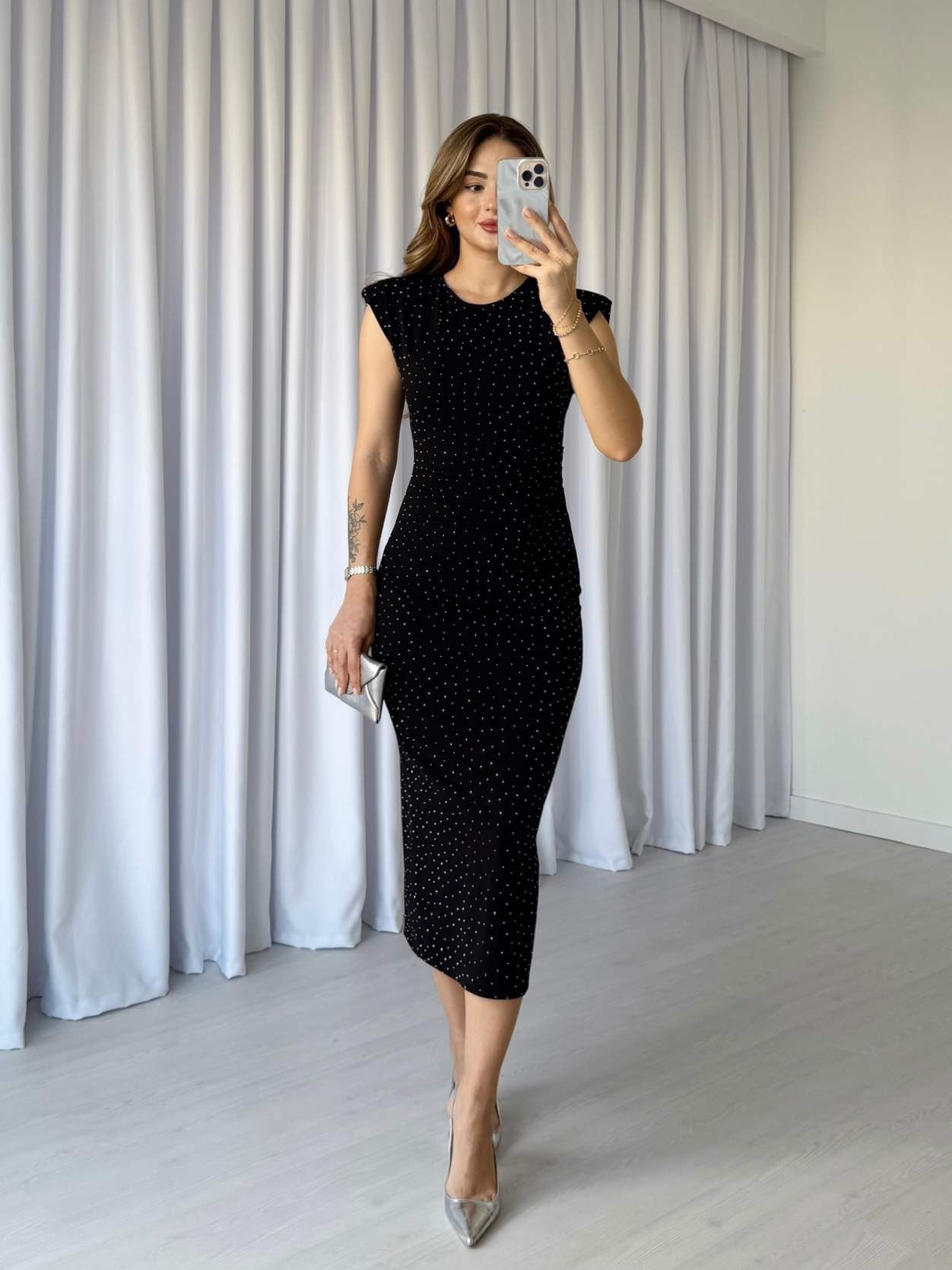 Omuzları Vatkalı Taş Süslemeli Elbise