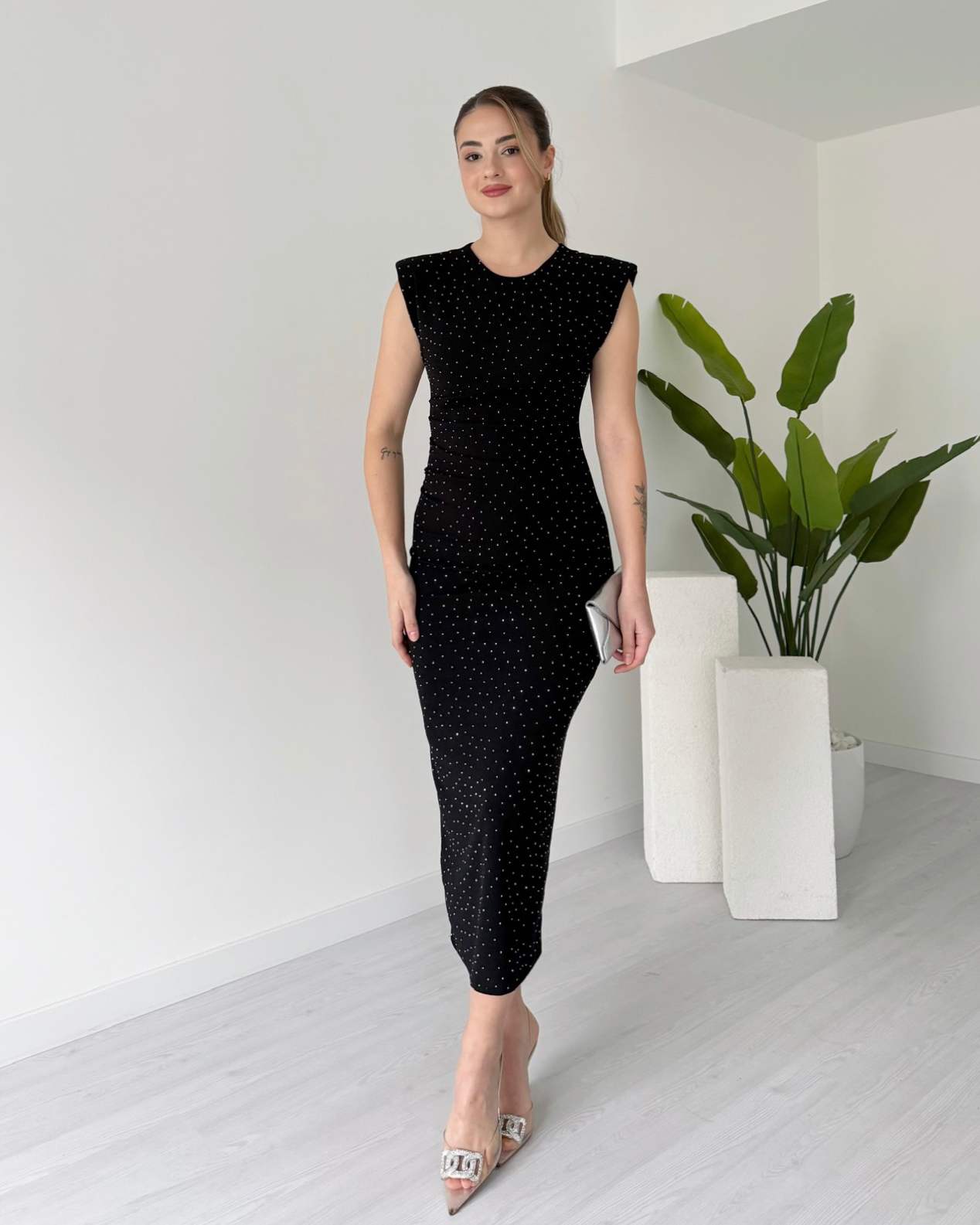 Omuzları Vatkalı Taş Süslemeli Elbise