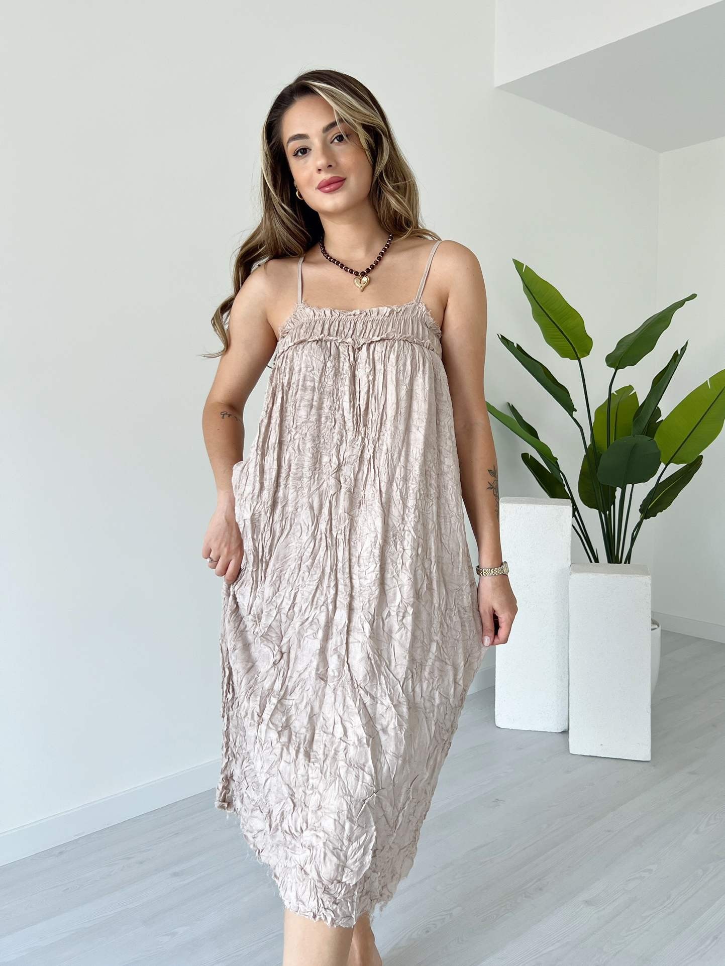 Kırışık Kumaş Askılı Elbise - Bej