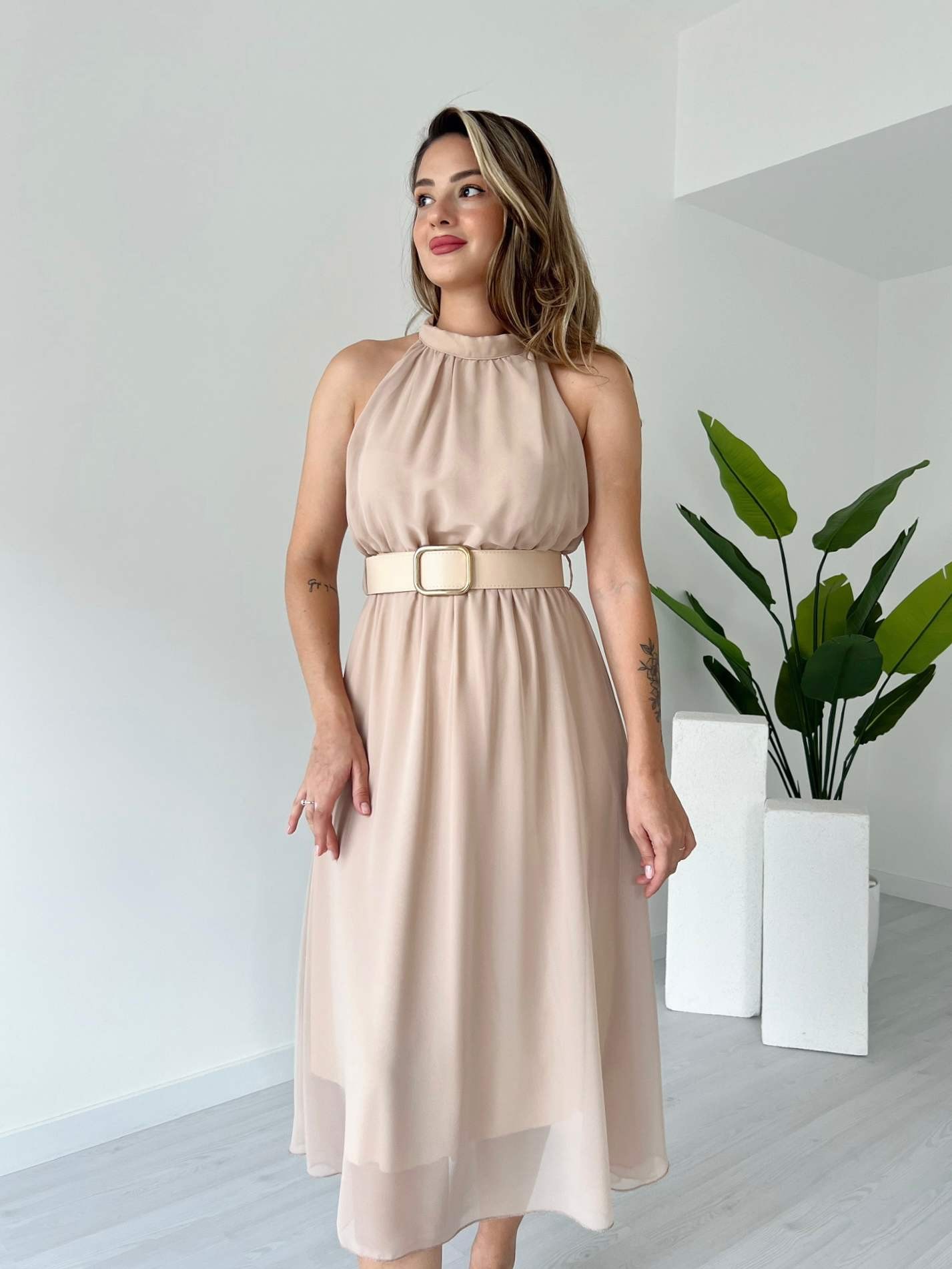 Halter Yaka Kemerli Şifon Elbise - Bej
