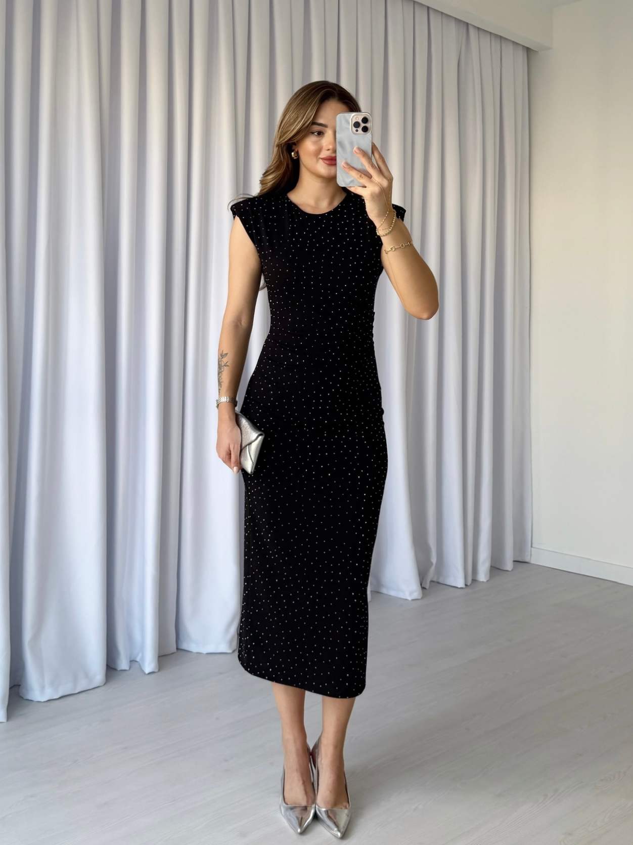 Omuzları Vatkalı Taş Süslemeli Elbise