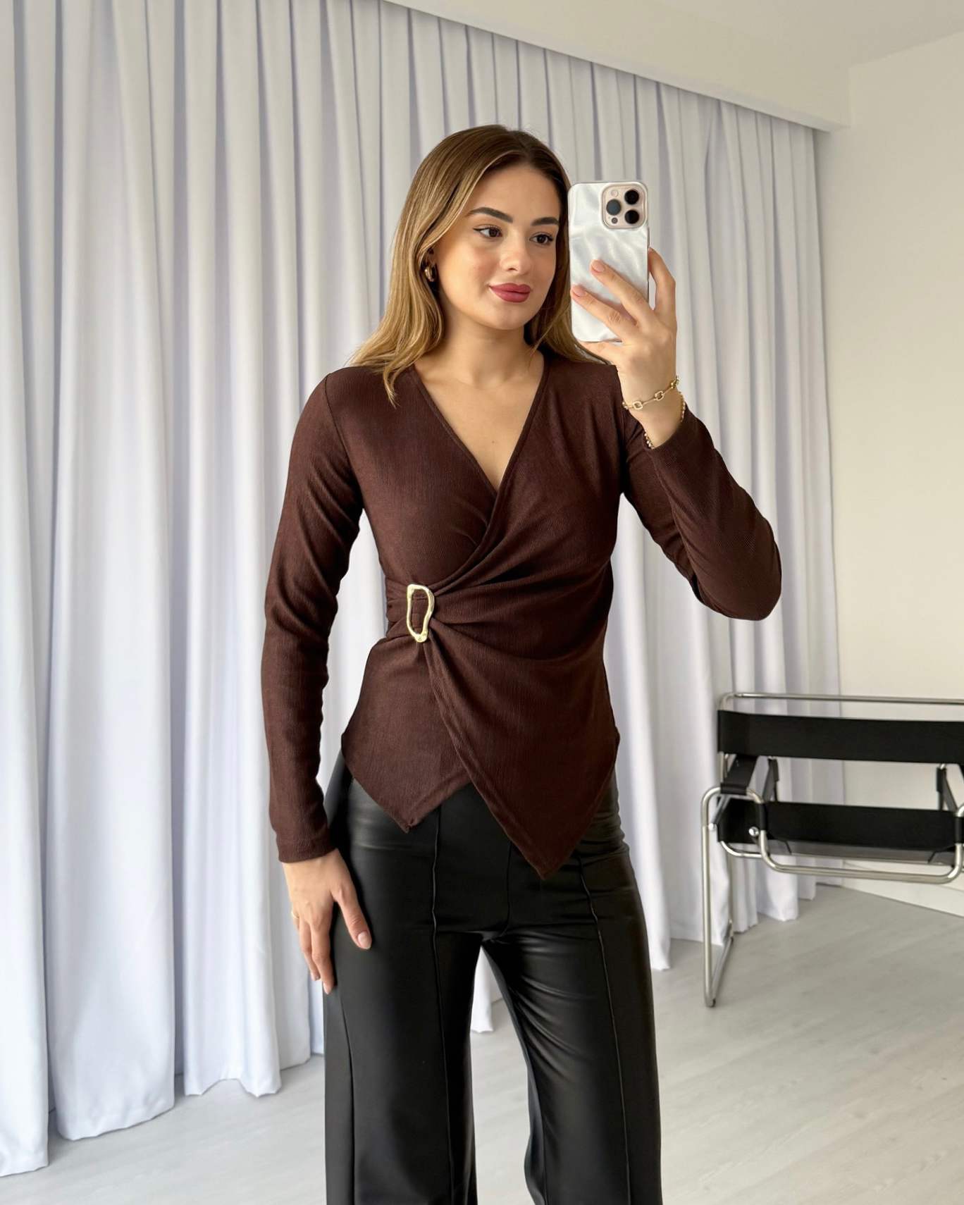 Kruvaze Yaka Toka Detaylı Bluz - Kahve