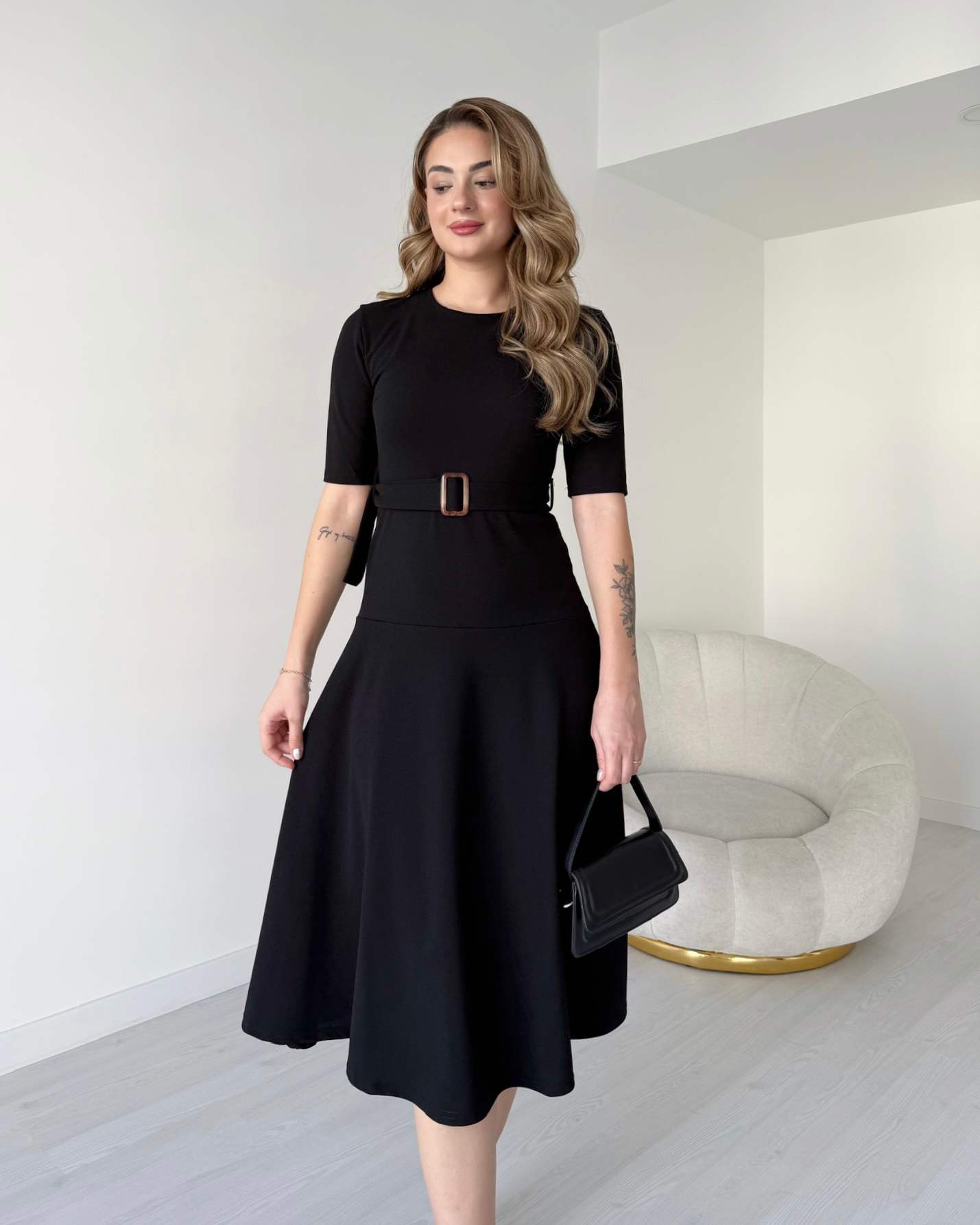 Kısa Kol Kemerli Midi Boy Elbise - Siyah