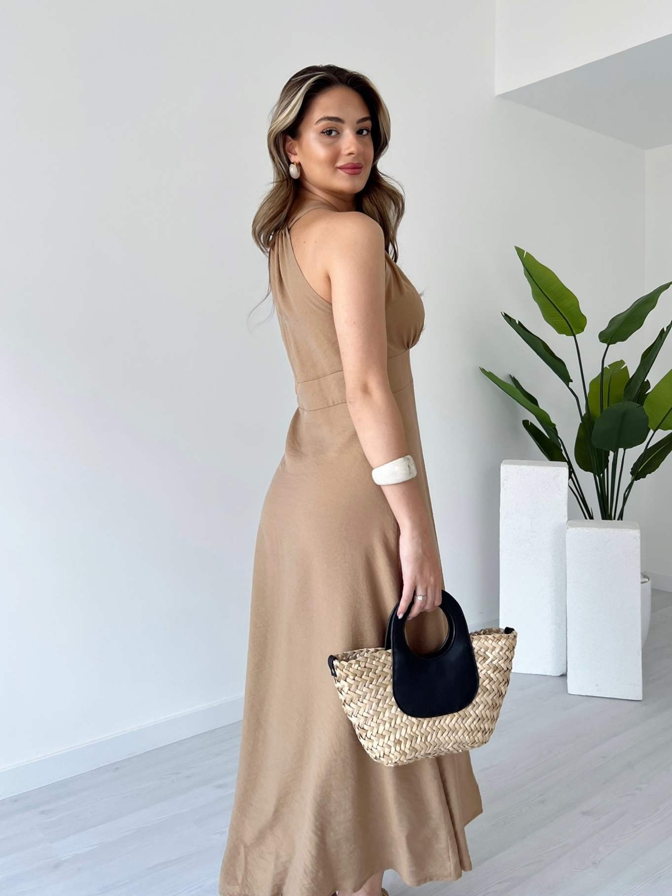 Halter Yaka Yırtmaçlı Midi Elbise