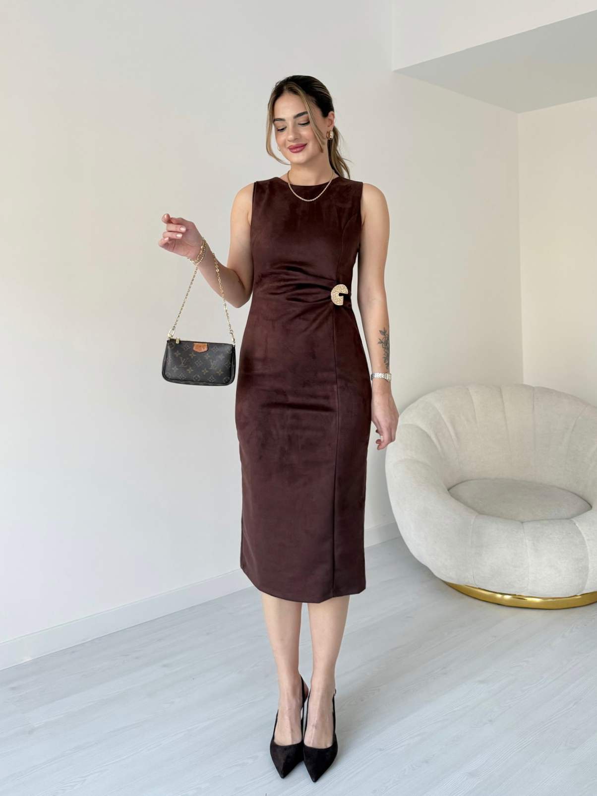 Sıfır Kol Broşlu Süet Elbise