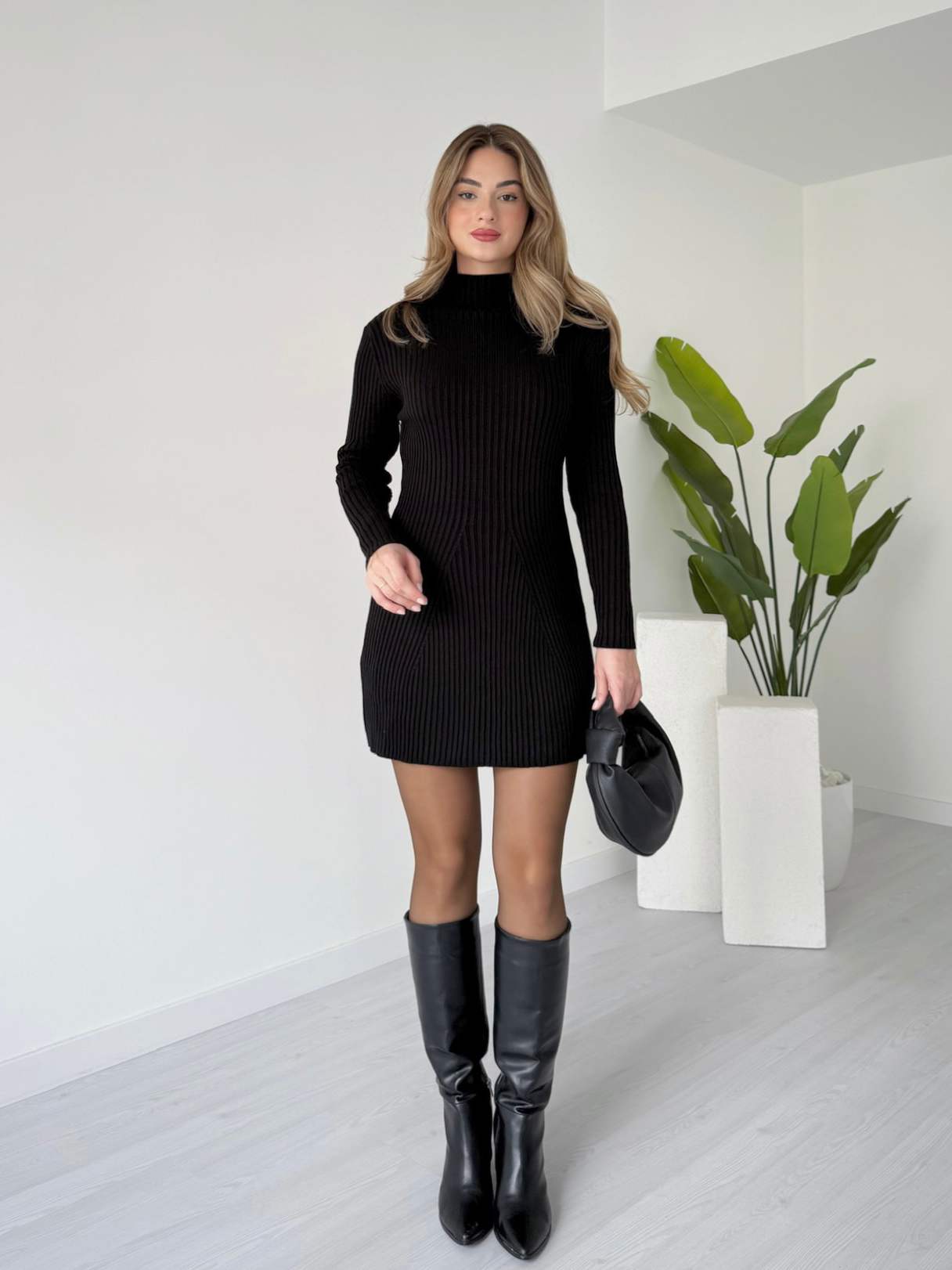 Dik Yaka Mini Triko Elbise
