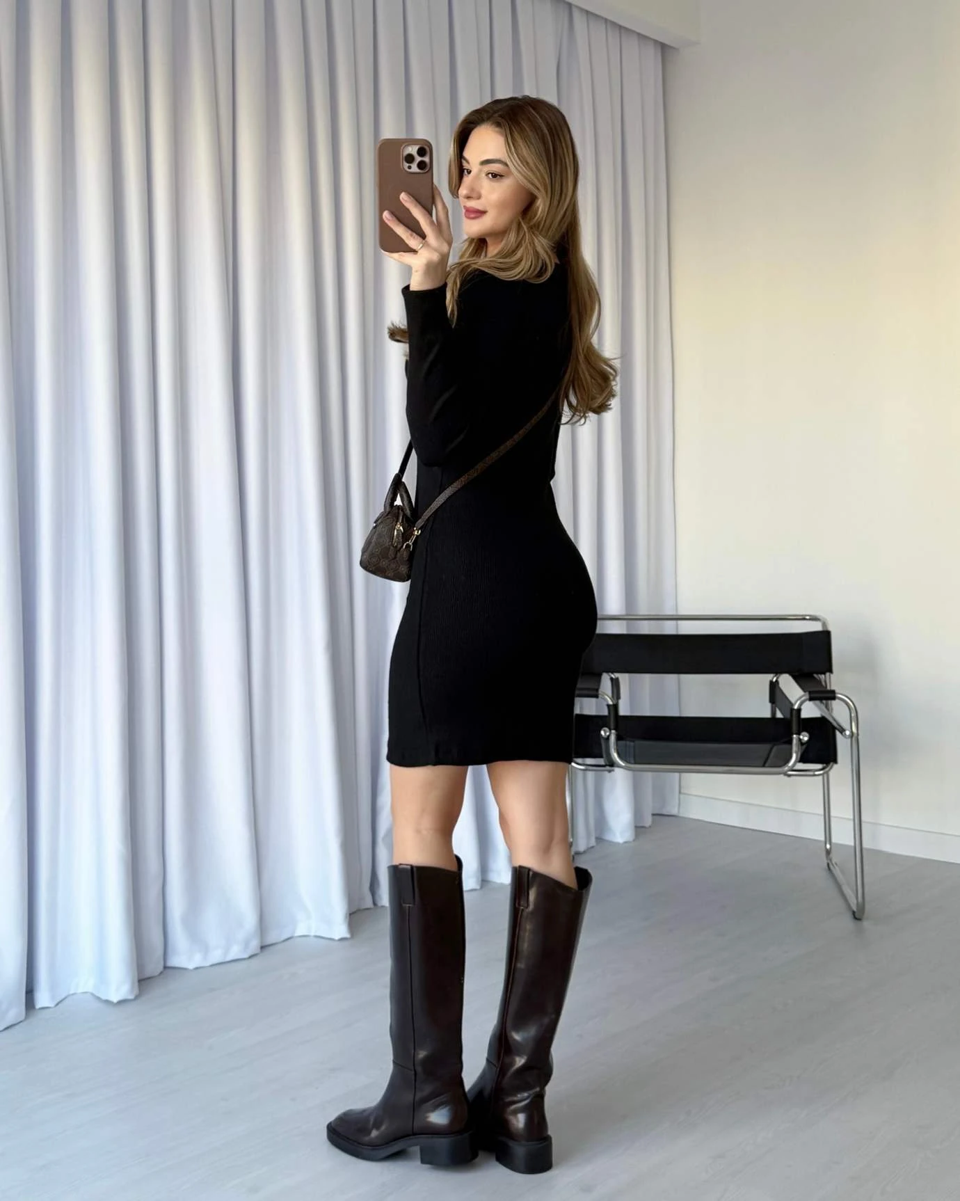 V Yaka Şardonlu Yumoş Elbise