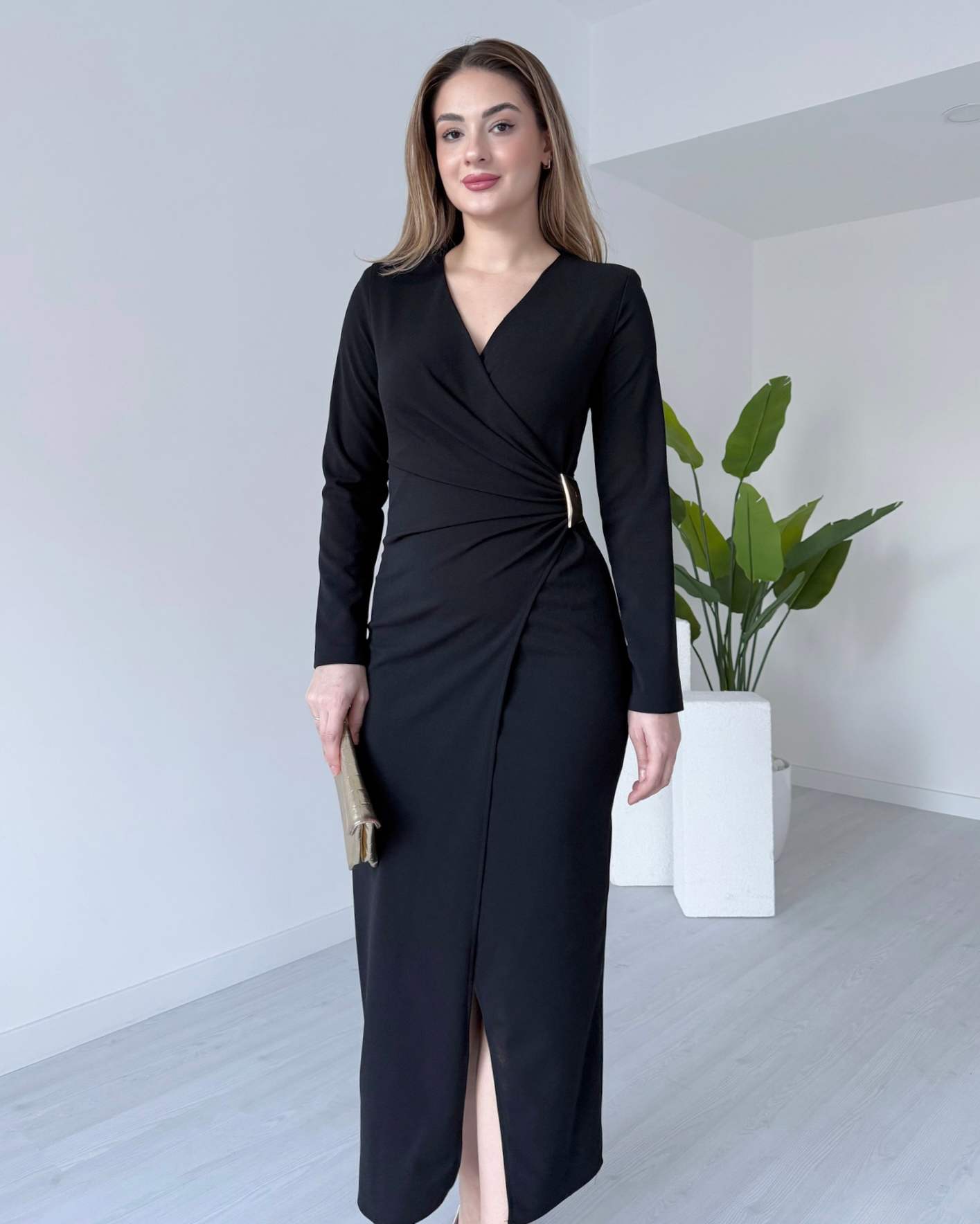 Broş Detaylı Anvelop Elbise - Siyah