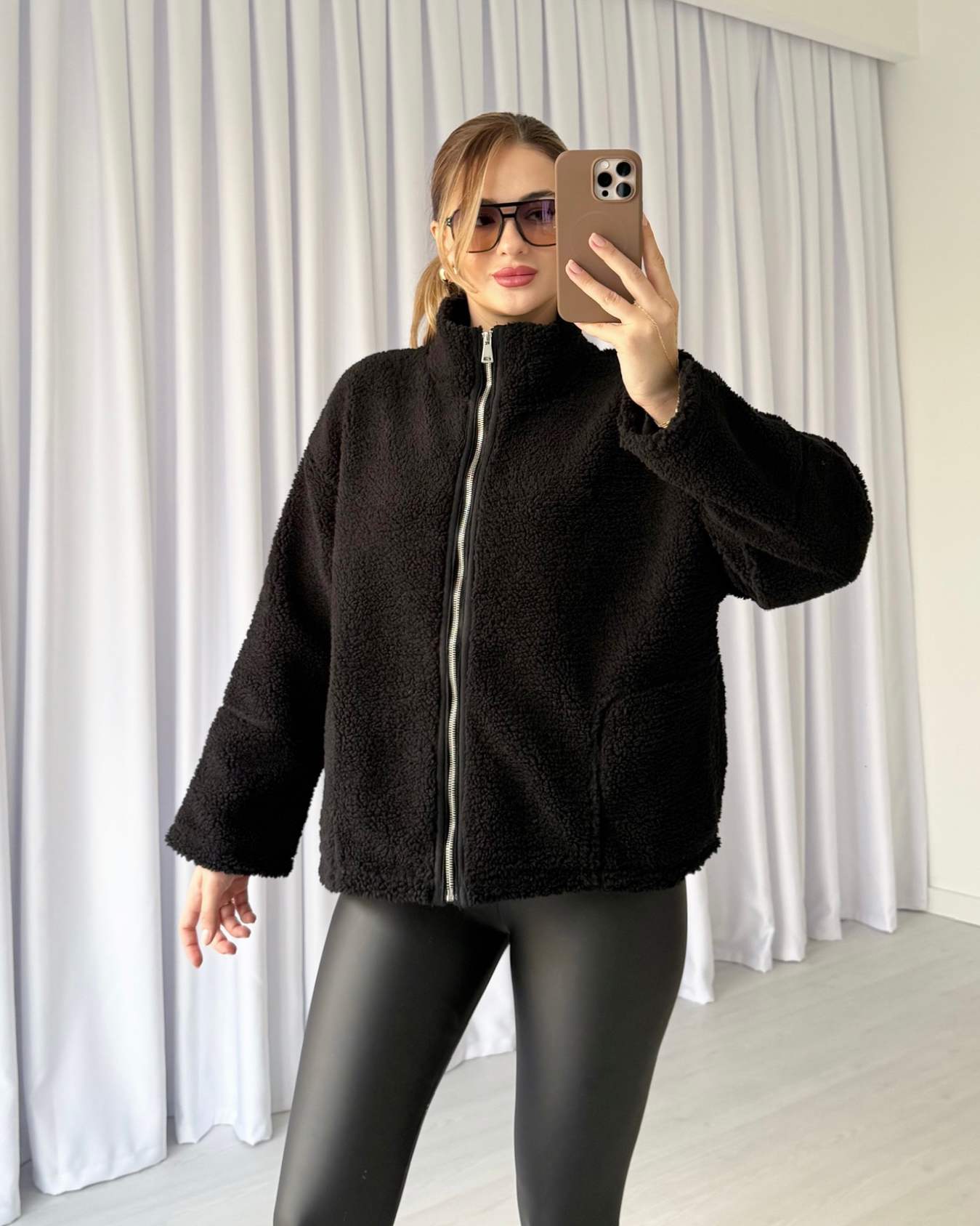 Dik Yaka Cepli Peluş Mont - Siyah