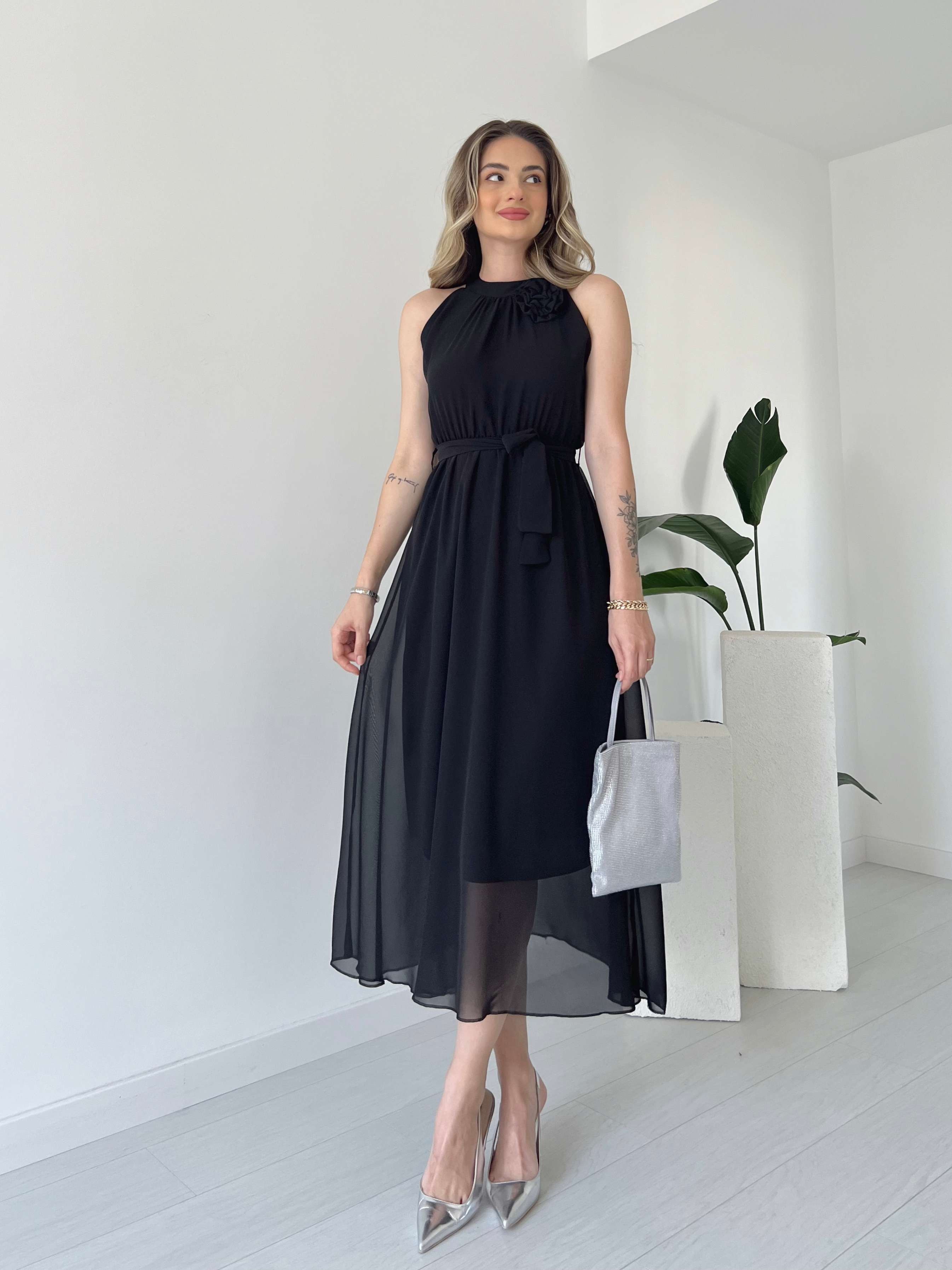 Yakası Çiçek Detaylı Şifon Elbise - Siyah