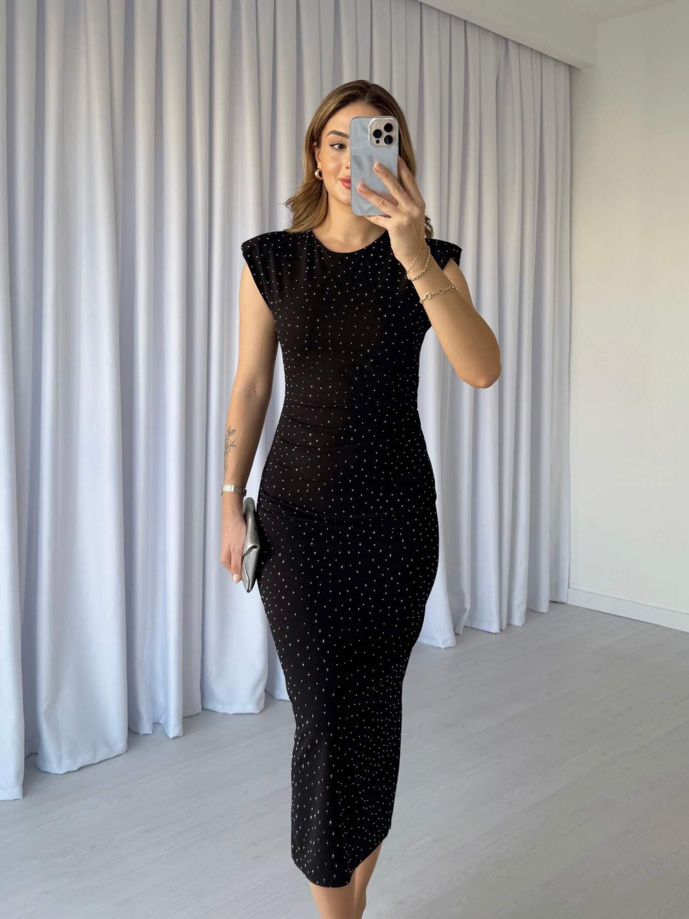 Omuzları Vatkalı Taş Süslemeli Elbise - Siyah