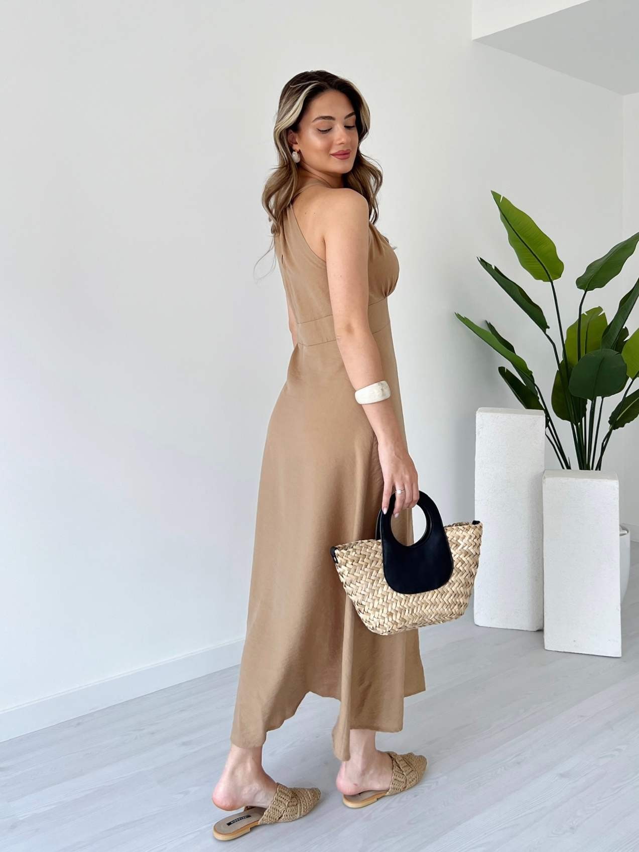 Halter Yaka Yırtmaçlı Midi Elbise