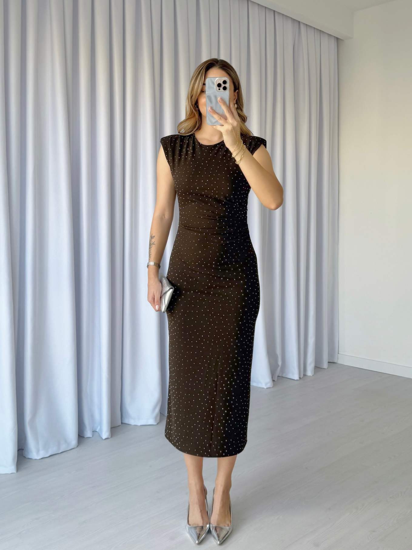 Omuzları Vatkalı Taş Süslemeli Elbise - Koyu Kahve