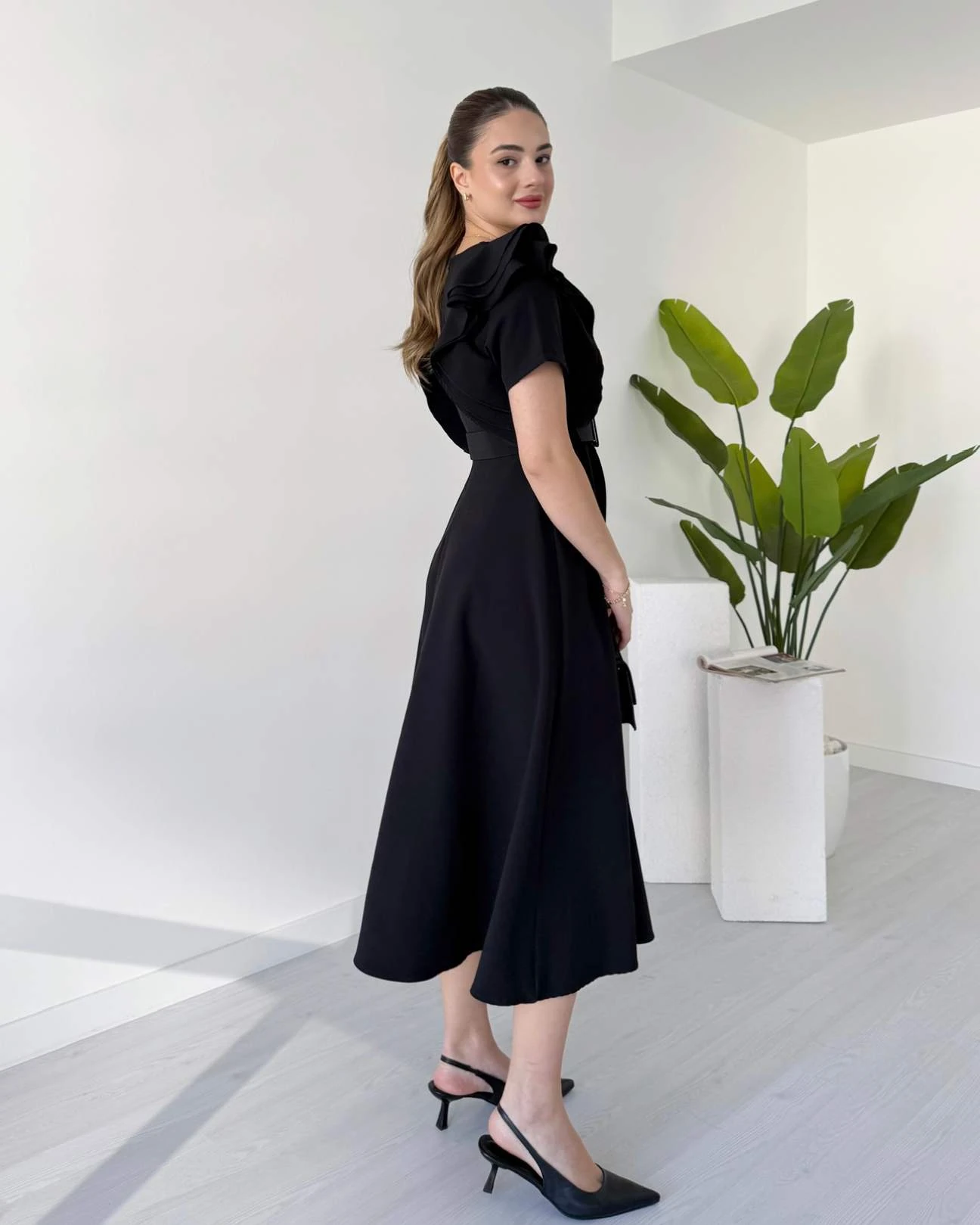 Omuz Fırfırlı Atlas Kumaş Midi Elbise