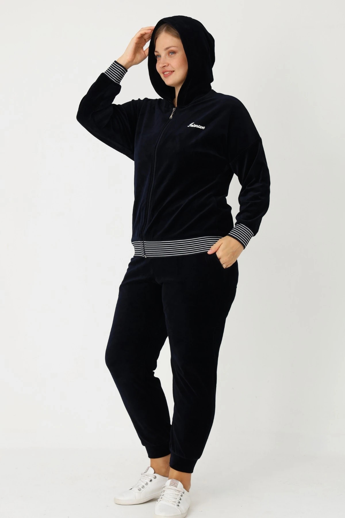 Lacivert Fermuarlı Kapüşonlu Pamuklu Kadife Uzun Kol Baskılı Cepli Kadın Büyük Beden Eşofman Takımı