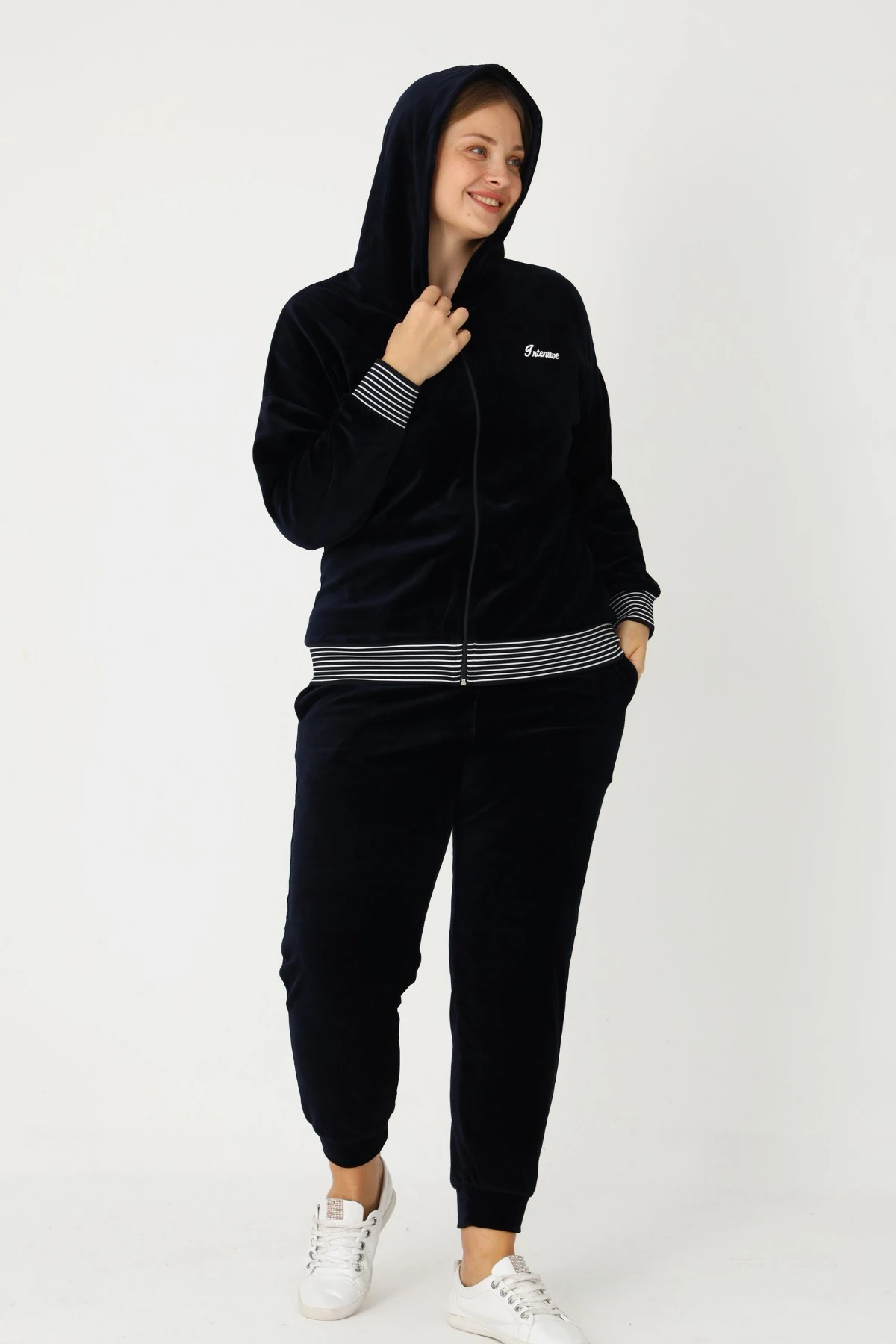 Lacivert Fermuarlı Kapüşonlu Pamuklu Kadife Uzun Kol Baskılı Cepli Kadın Büyük Beden Eşofman Takımı