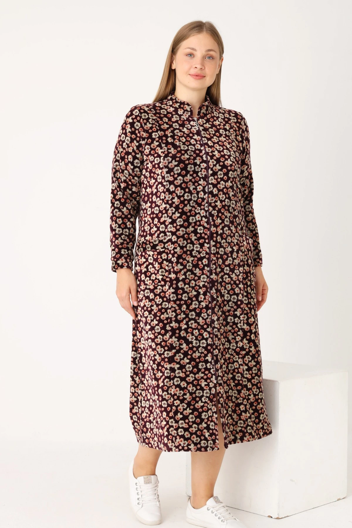 Bordo Çiçek Desenli Boydan Fermuarlı Cepli Pamuklu Kadife Hakim Maxi Boy Yaka Büyük Beden Elbise