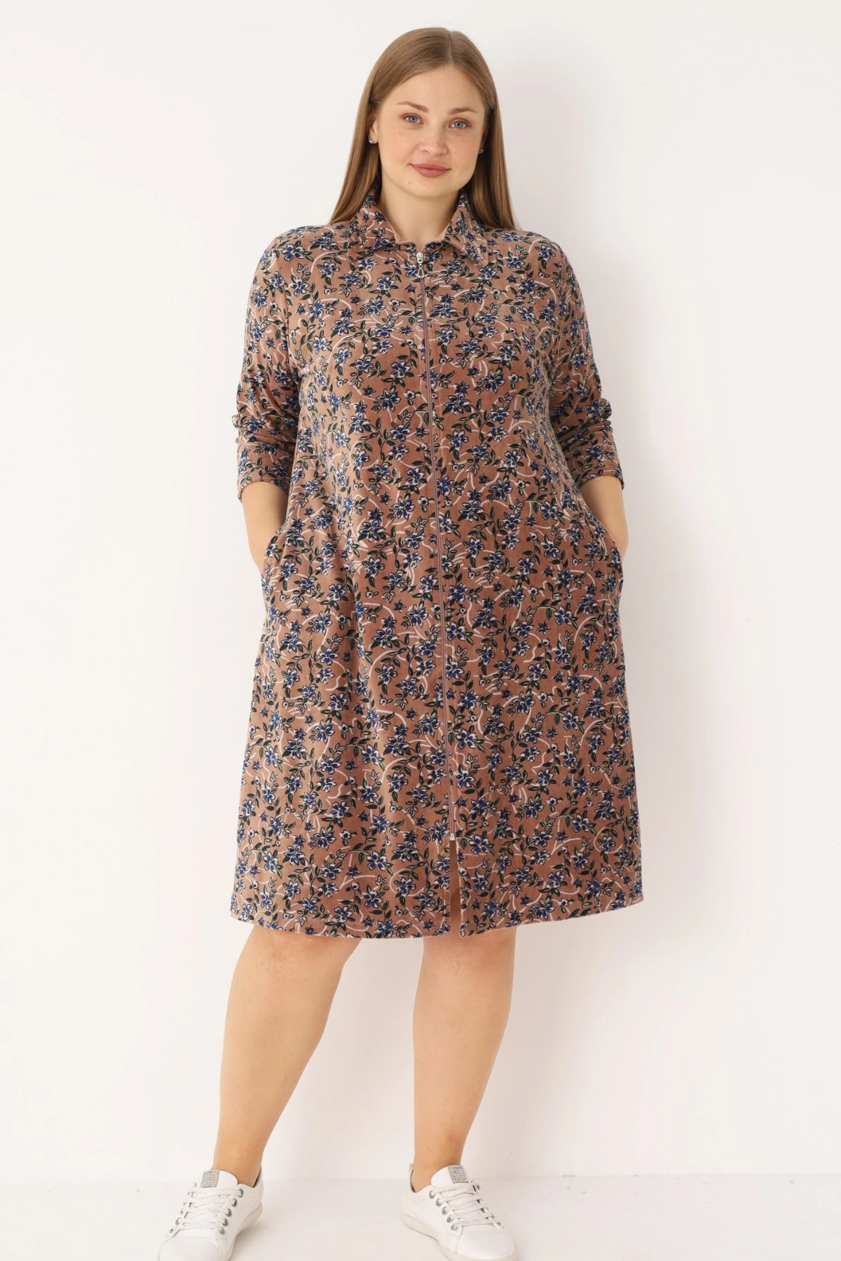 Kahverengi Çiçek Desenli Pamuklu Kadife Cepli Gömlek Yaka Fermuarlı Büyük Beden Elbise