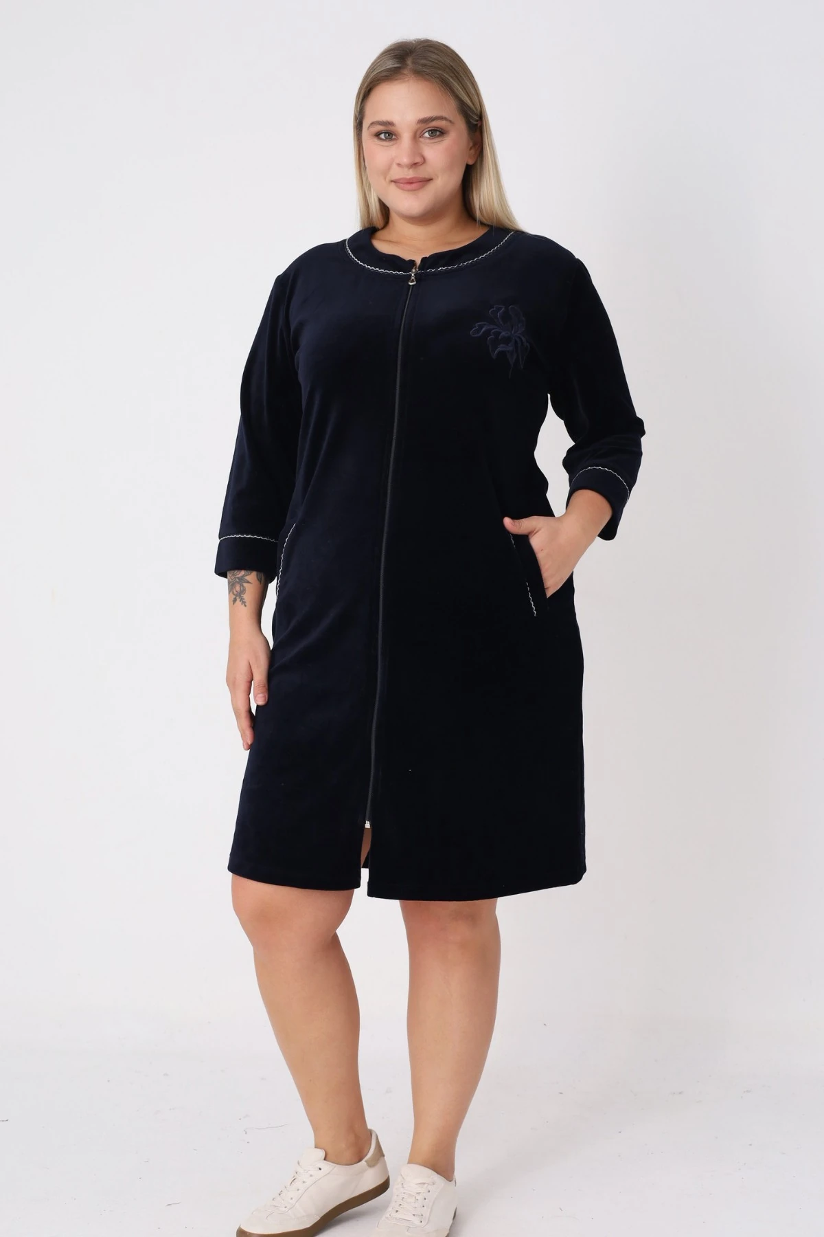Kadın Büyük Beden Lacivert Pamuklu Kadife Fermuarlı Şerit Detaylı Nakışlı Cepli Truvakar Kol Elbise