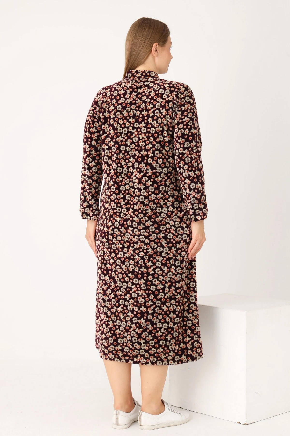 Bordo Çiçek Desenli Boydan Fermuarlı Cepli Pamuklu Kadife Hakim Maxi Boy Yaka Büyük Beden Elbise