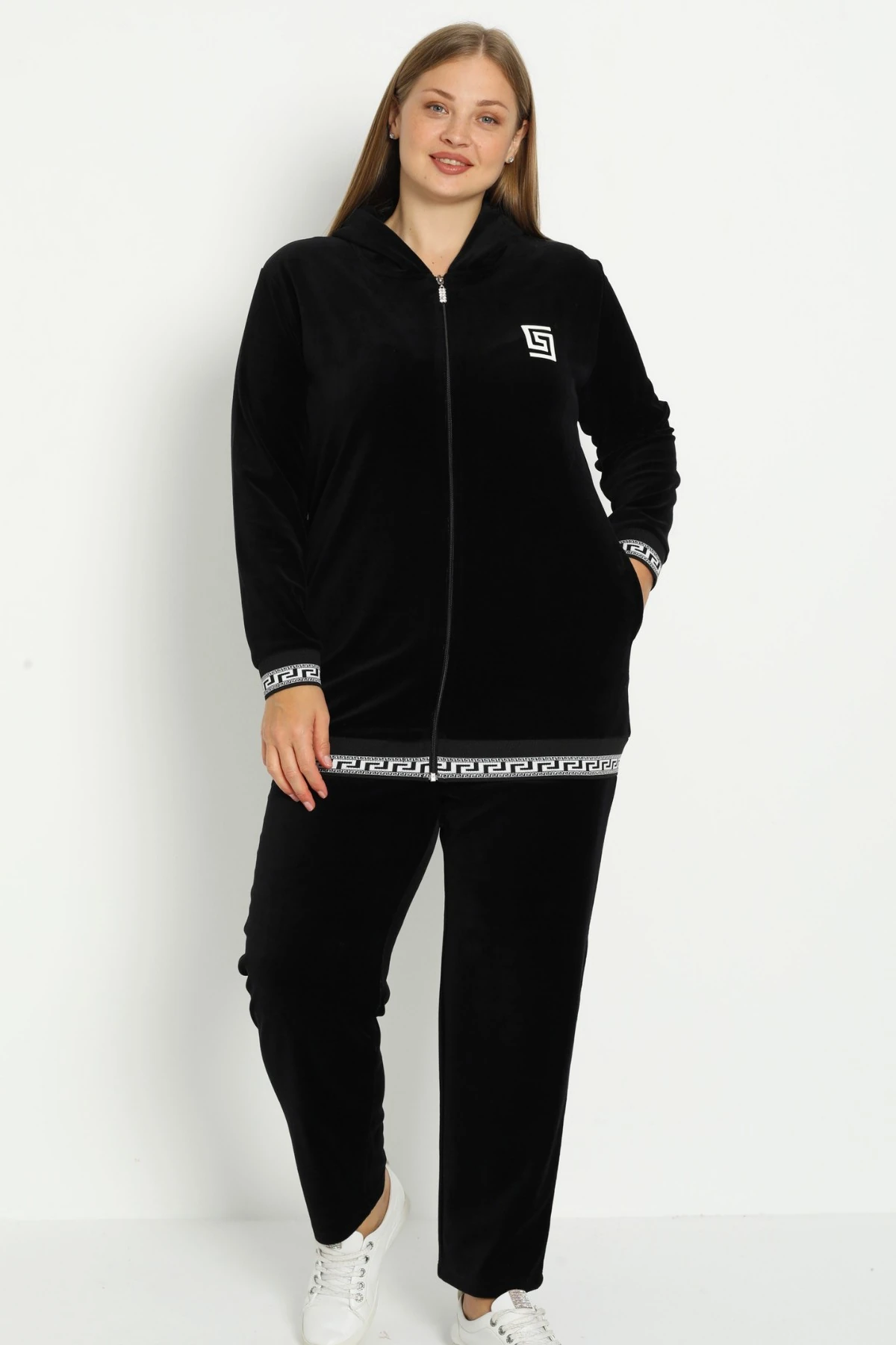 Kadın Büyük Beden Siyah Kapüşonlu Pamuklu Kadife Baskı Detaylı Cepli Alt Üst Eşofman Takımı