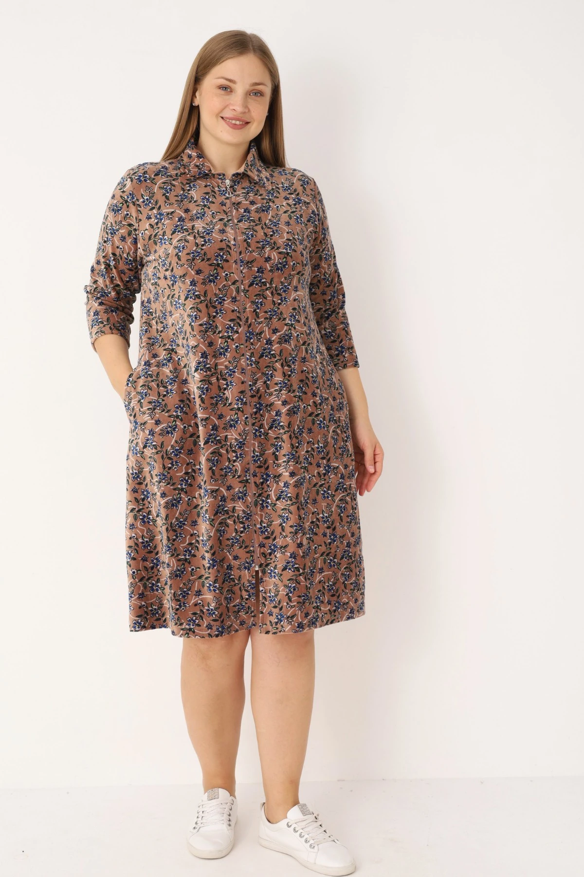 Kahverengi Çiçek Desenli Pamuklu Kadife Cepli Gömlek Yaka Fermuarlı Büyük Beden Elbise