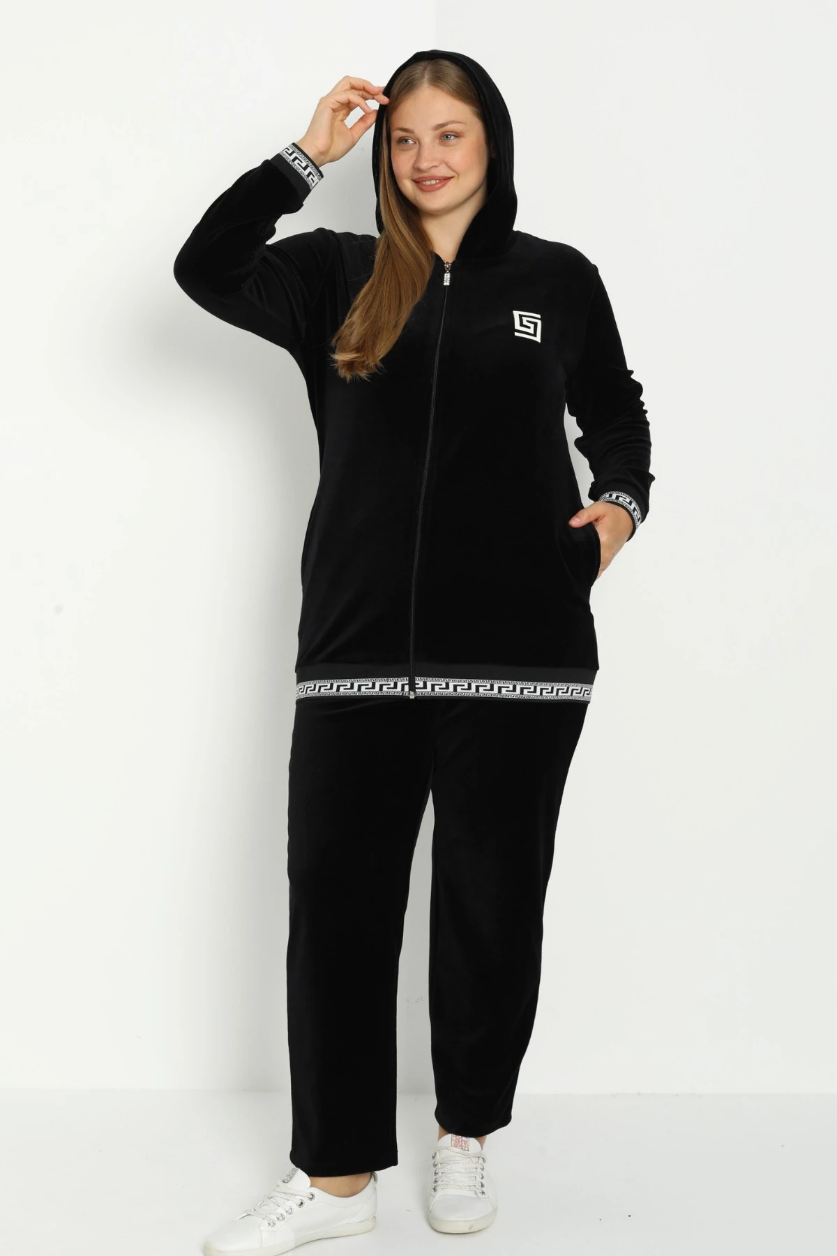 Kadın Büyük Beden Siyah Kapüşonlu Pamuklu Kadife Baskı Detaylı Cepli Alt Üst Eşofman Takımı