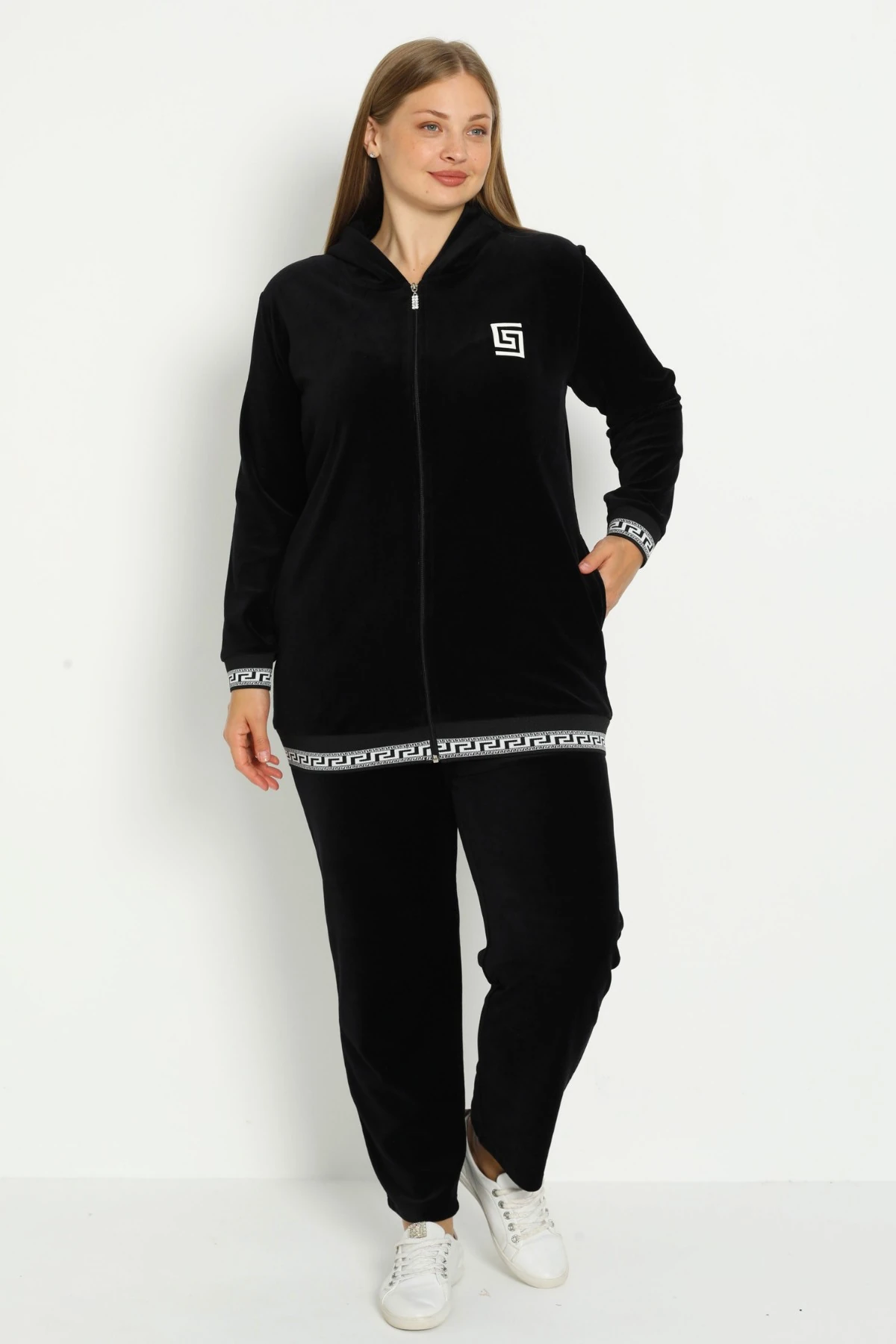 Kadın Büyük Beden Siyah Kapüşonlu Pamuklu Kadife Baskı Detaylı Cepli Alt Üst Eşofman Takımı