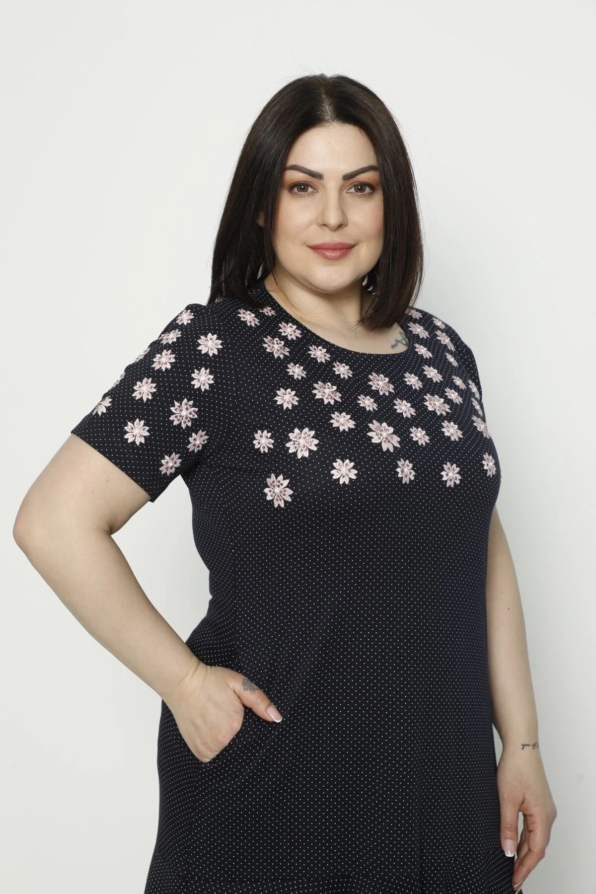 Kadın Desenli Nakış Detaylı Ve Cepli Penye Modal Pamuklu Büyük Beden Kısa Kollu Elbise