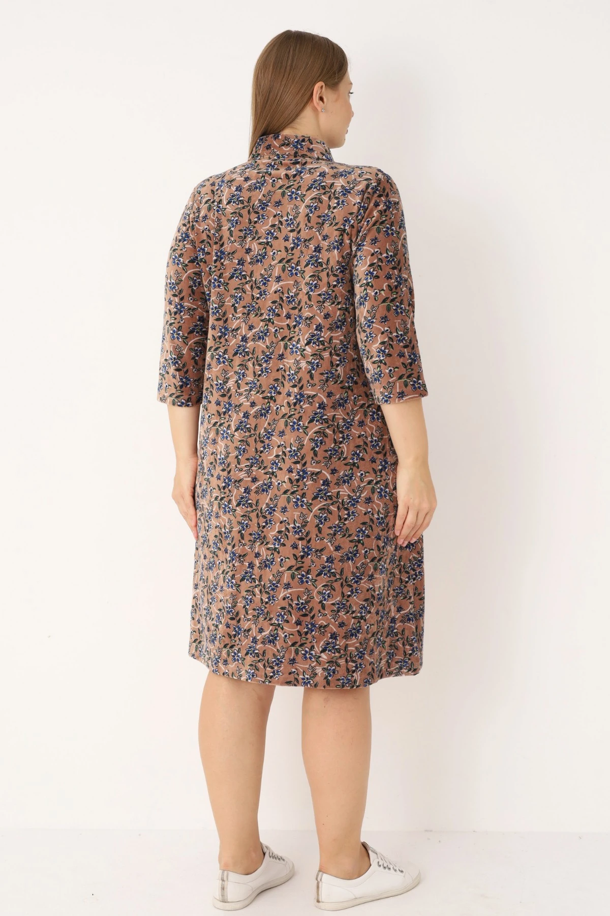 Kahverengi Çiçek Desenli Pamuklu Kadife Cepli Gömlek Yaka Fermuarlı Büyük Beden Elbise