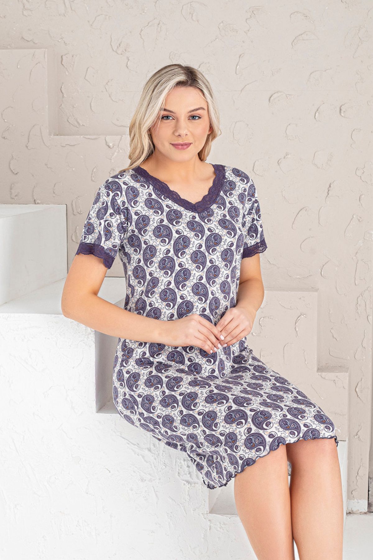 mor kalp desenli dantelli fiyonklu kısa kollu likralı kadın gecelik