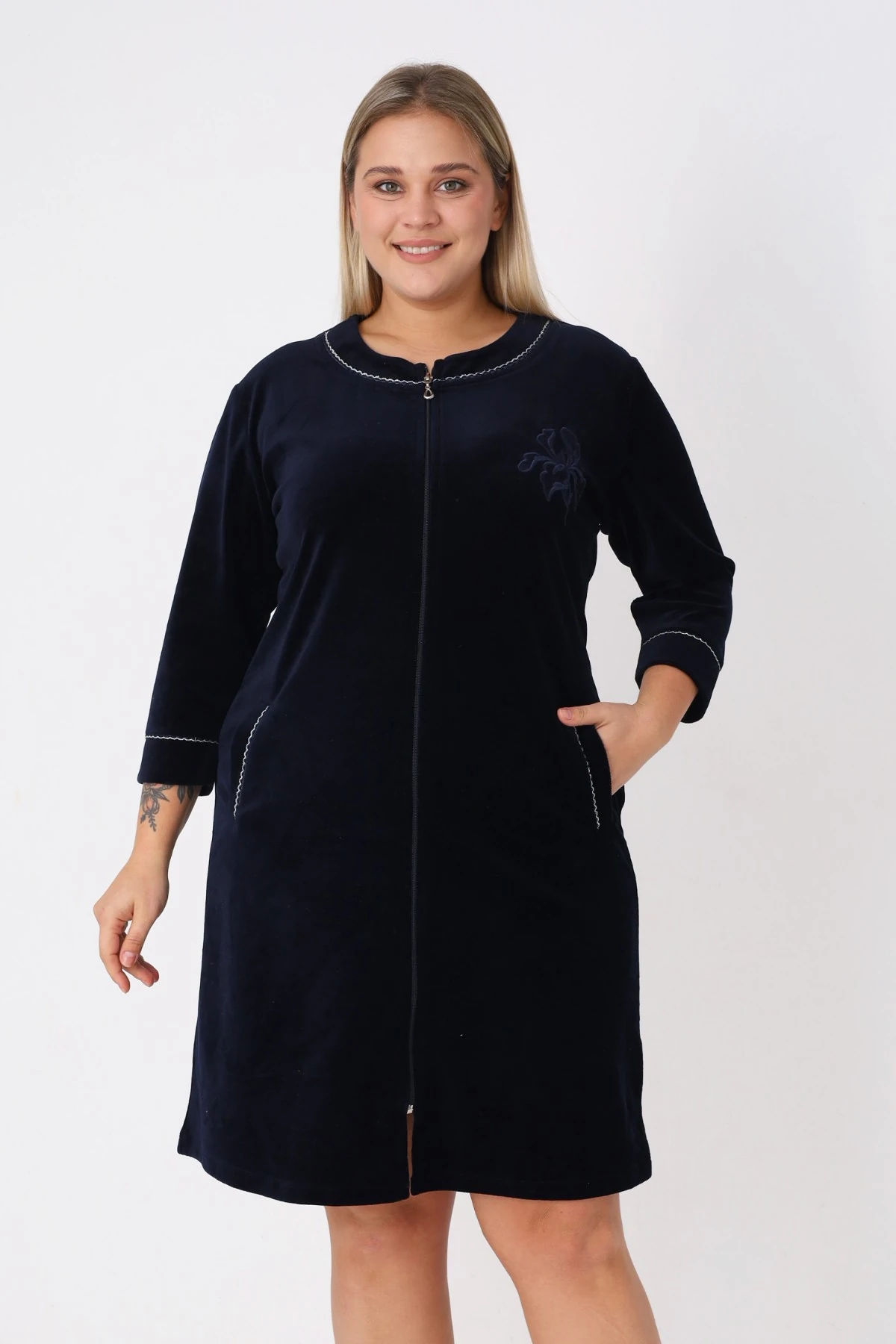 Kadın Büyük Beden Lacivert Pamuklu Kadife Fermuarlı Şerit Detaylı Nakışlı Cepli Truvakar Kol Elbise