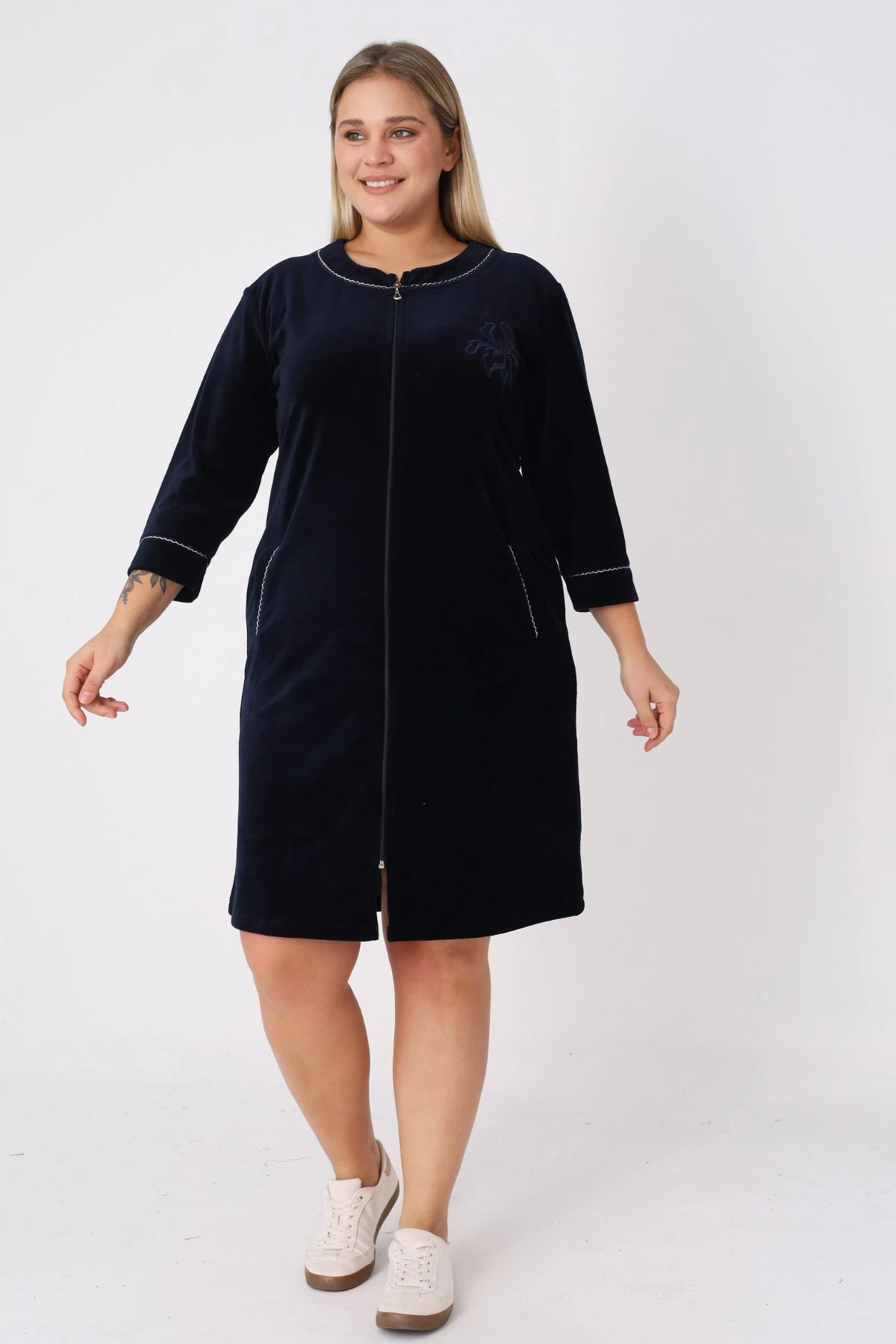 Kadın Büyük Beden Lacivert Pamuklu Kadife Fermuarlı Şerit Detaylı Nakışlı Cepli Truvakar Kol Elbise