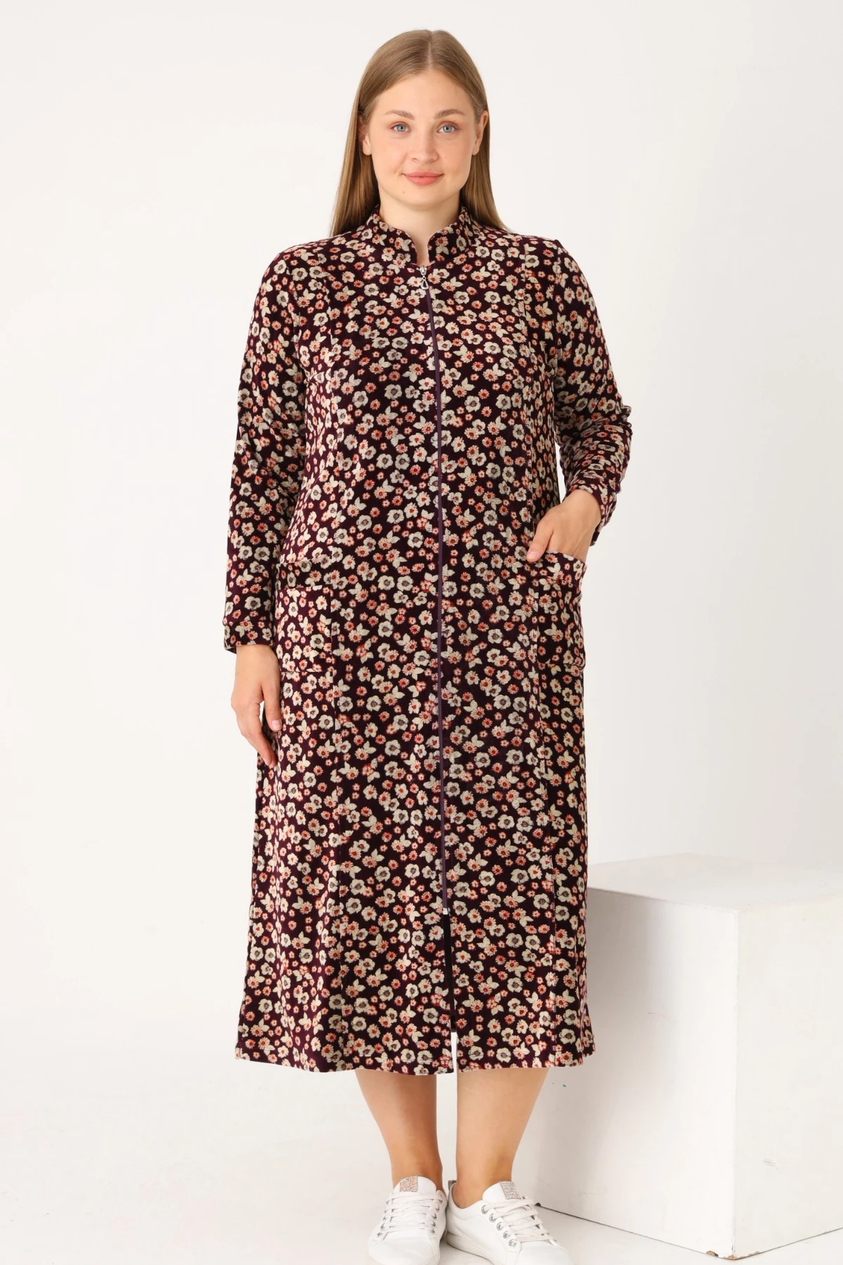 Bordo Çiçek Desenli Boydan Fermuarlı Cepli Pamuklu Kadife Hakim Maxi Boy Yaka Büyük Beden Elbise