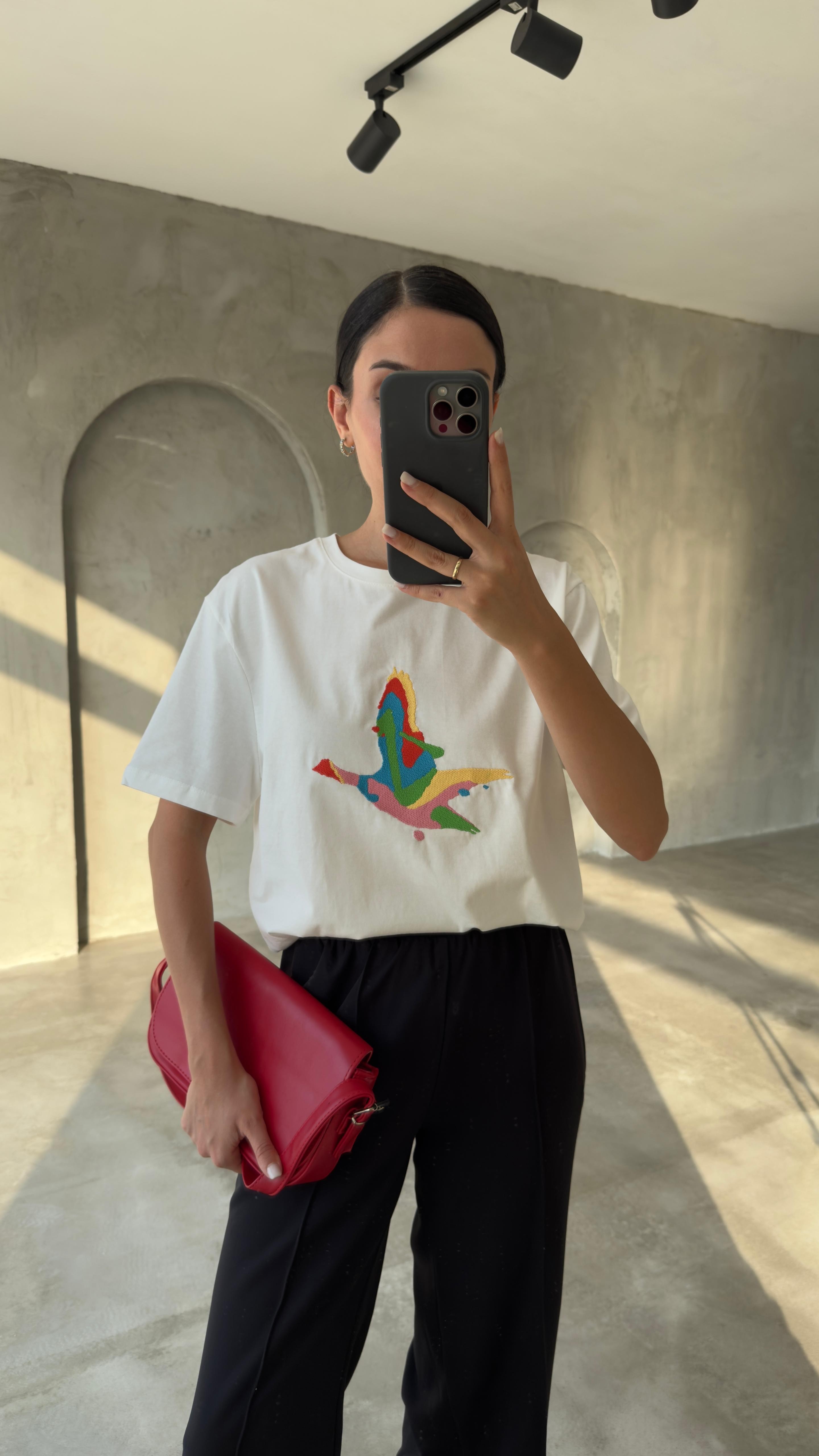 Orijinal Marka Renkli Kuş Detaylı Tshirt