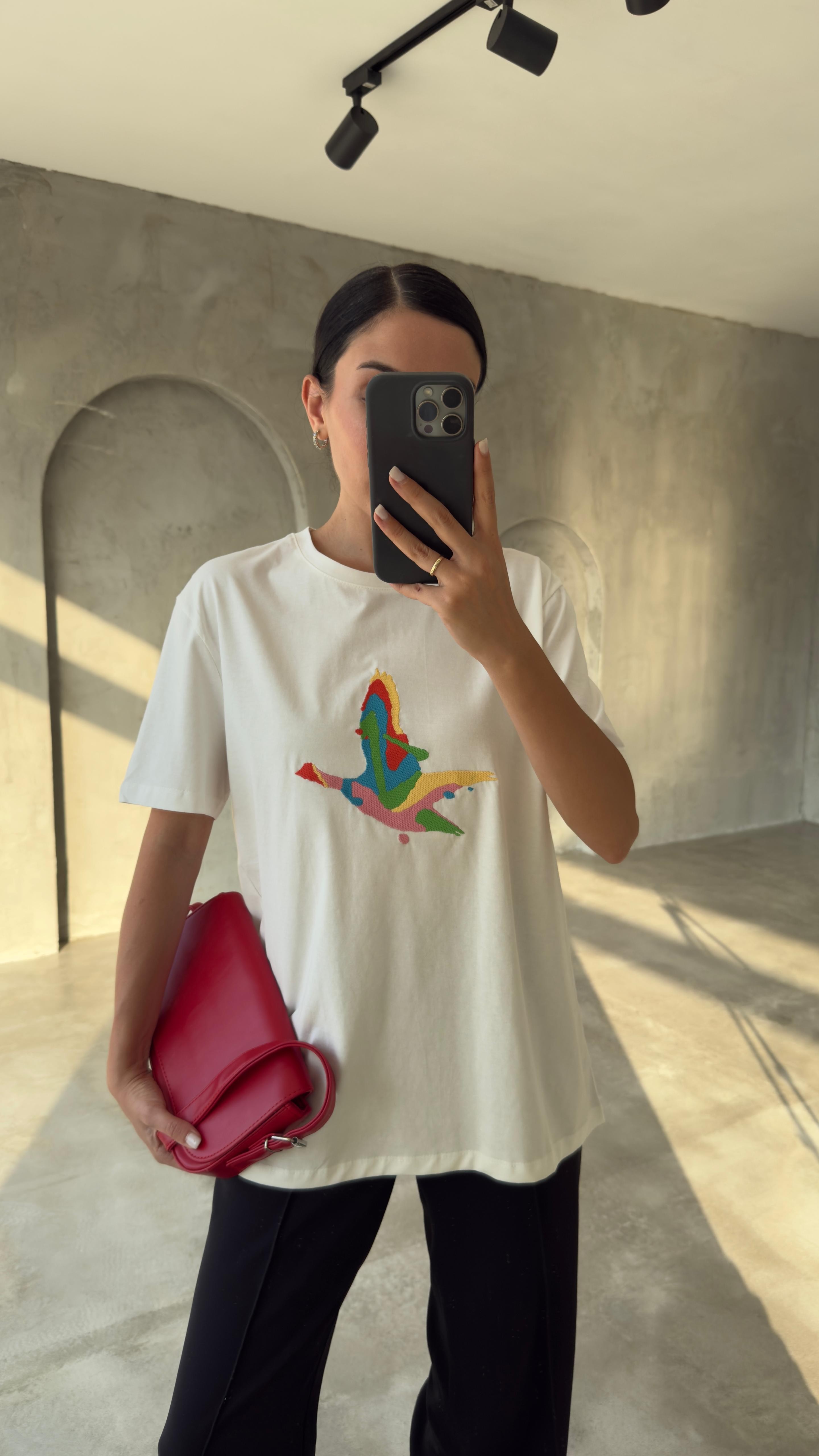 Orijinal Marka Renkli Kuş Detaylı Tshirt