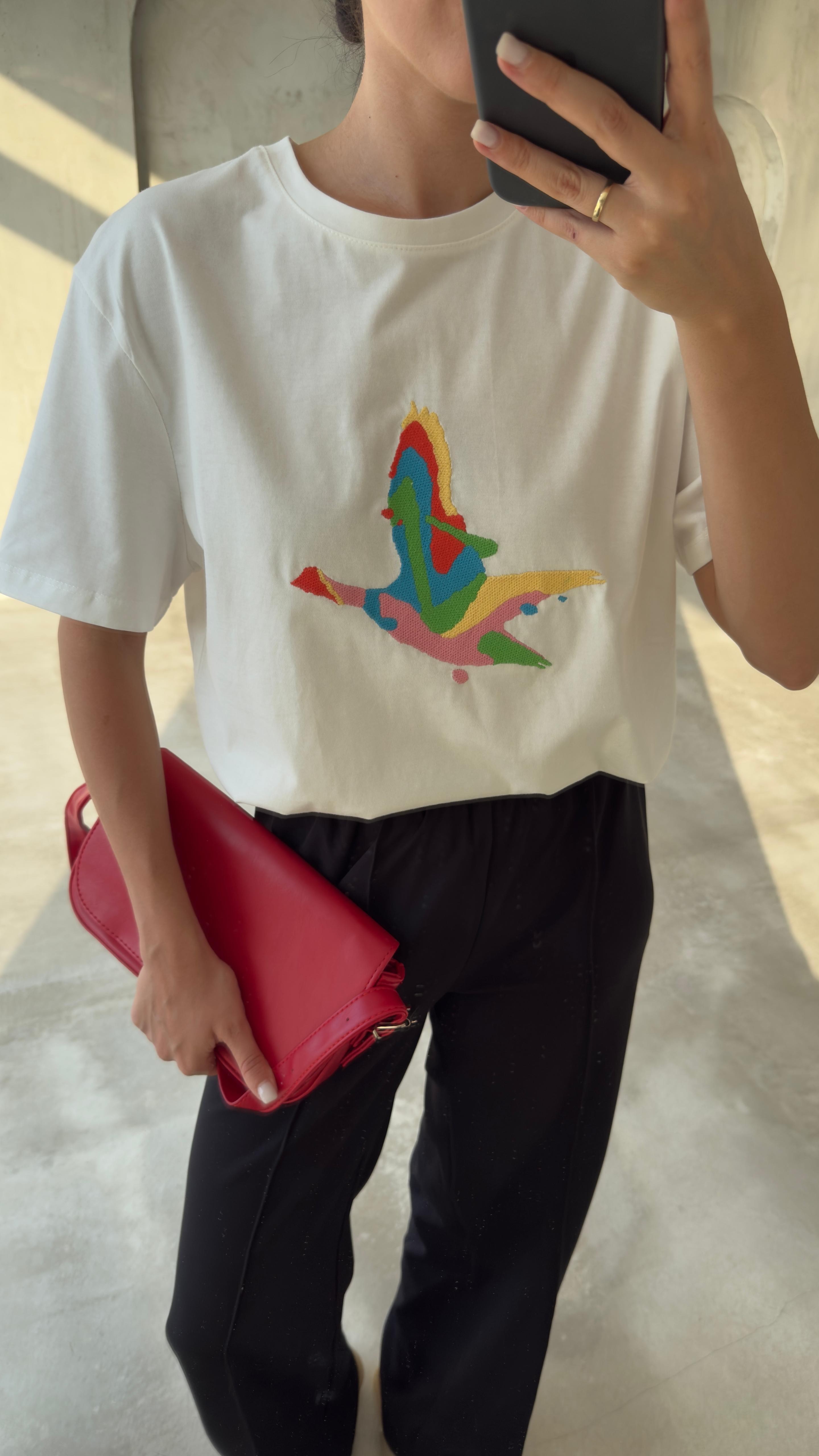 Orijinal Marka Renkli Kuş Detaylı Tshirt
