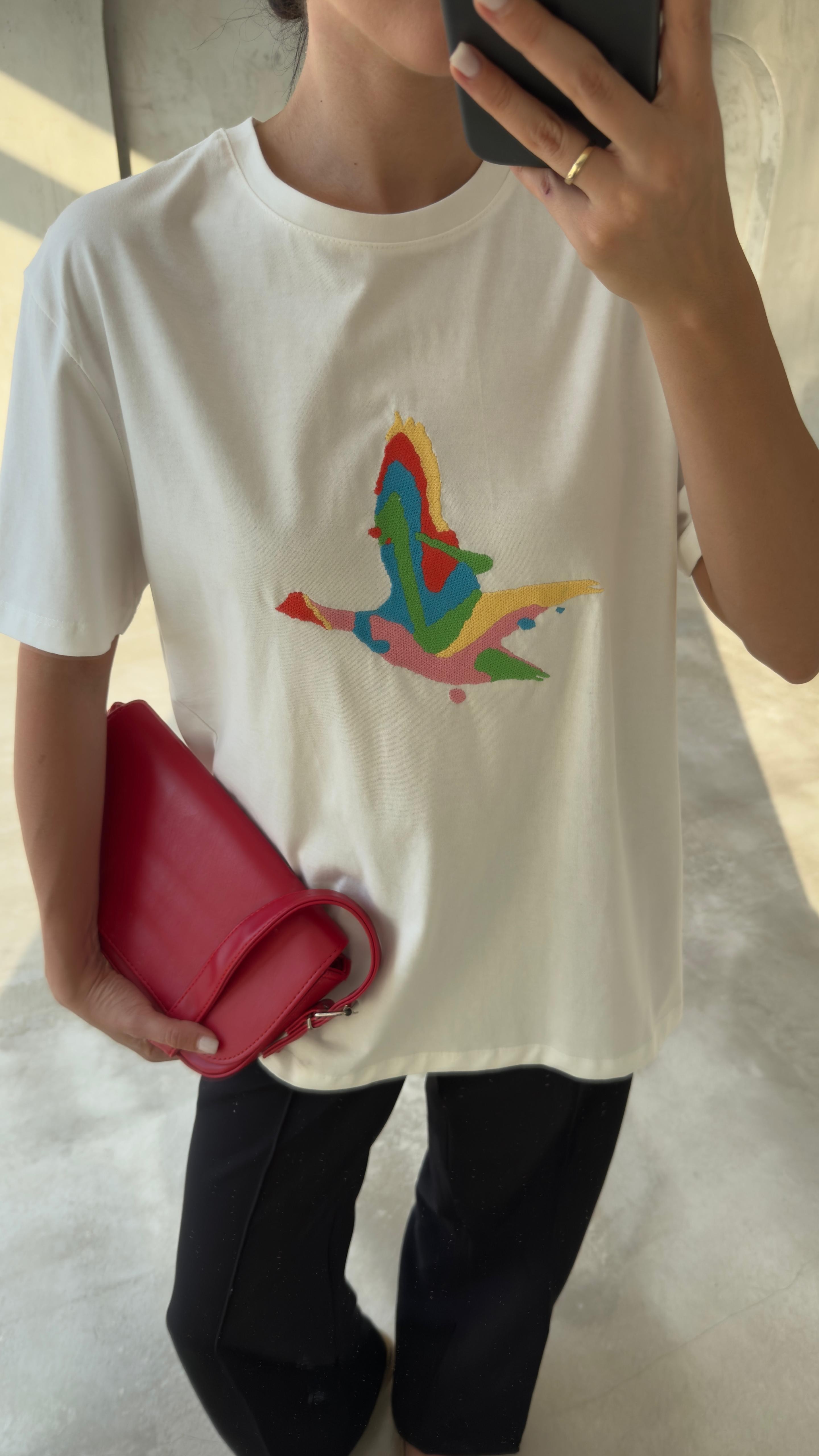 Orijinal Marka Renkli Kuş Detaylı Tshirt