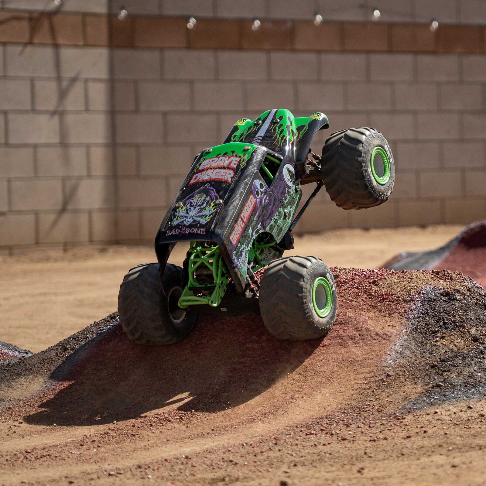 LOSİ 1/8 LMT 2.0 4X4 Solid Axle Brushless Monster Truck RTR
