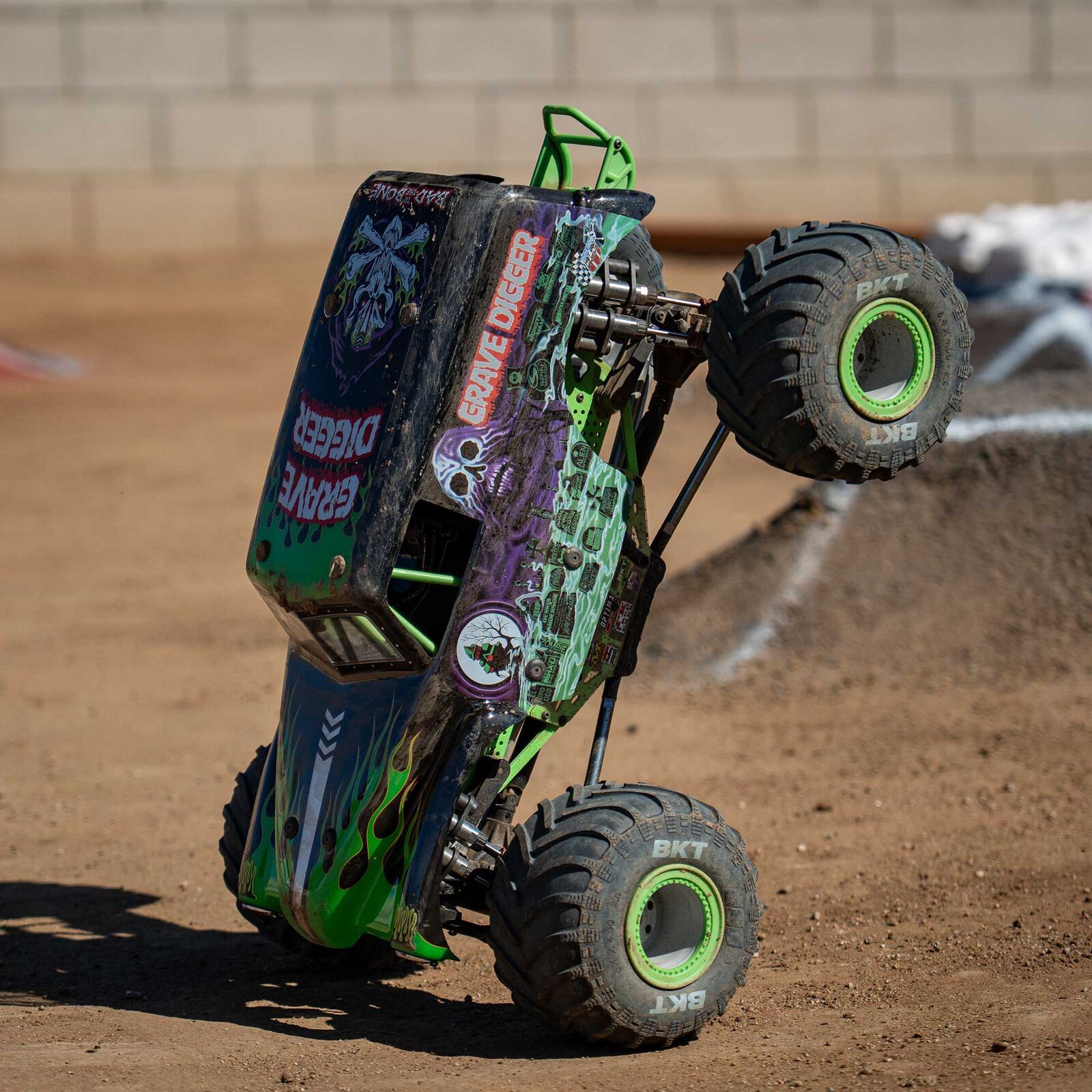LOSİ 1/8 LMT 2.0 4X4 Solid Axle Brushless Monster Truck RTR
