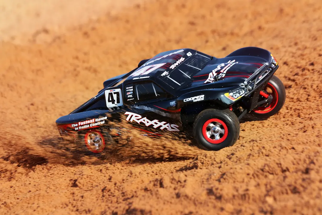 Traxxas 1/16 Slash ® 4X4 + USB-C Şarj Aleti Cyphobi.com