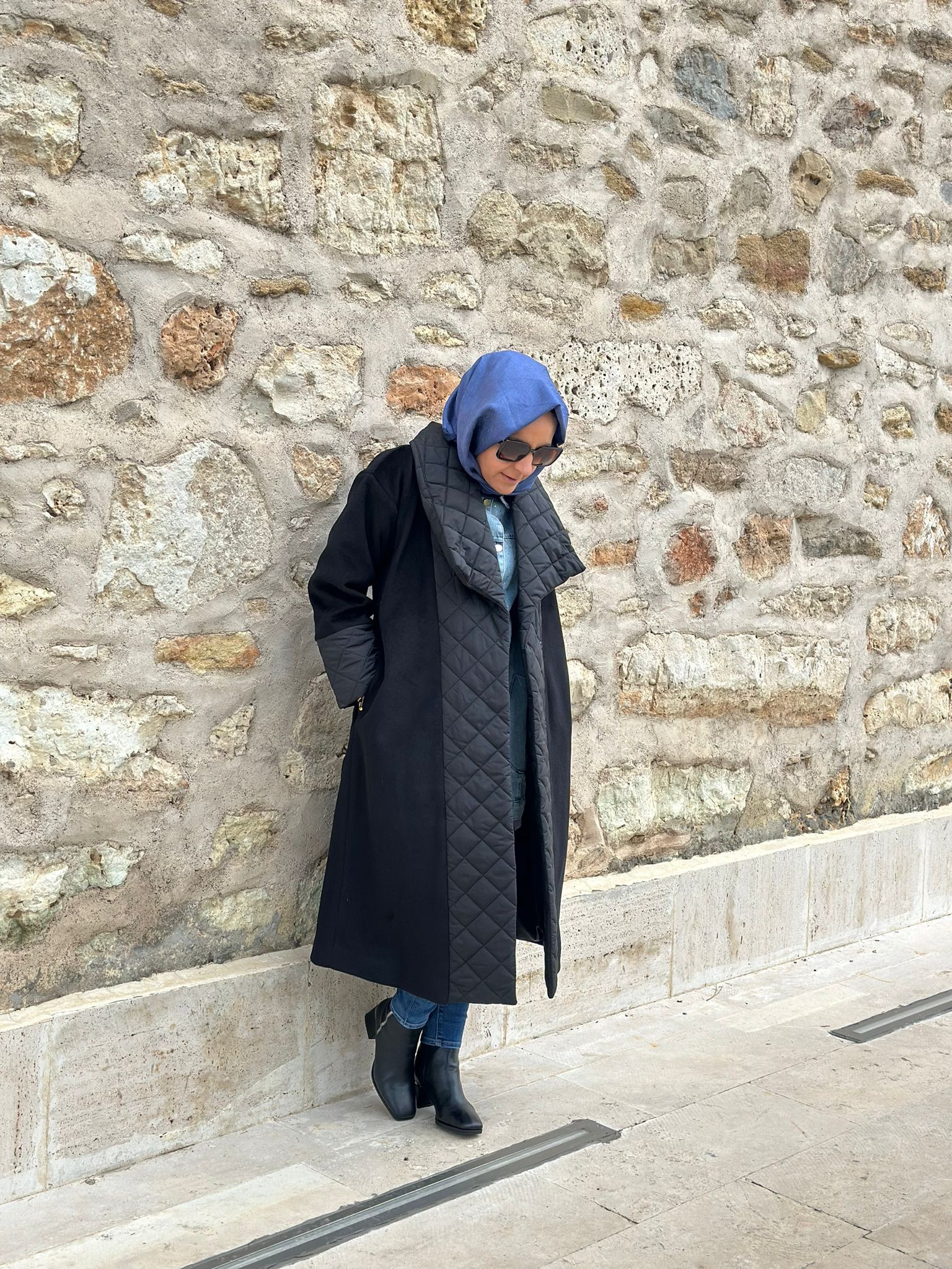 KAPİTONE DETAYLI KAŞE KABAN