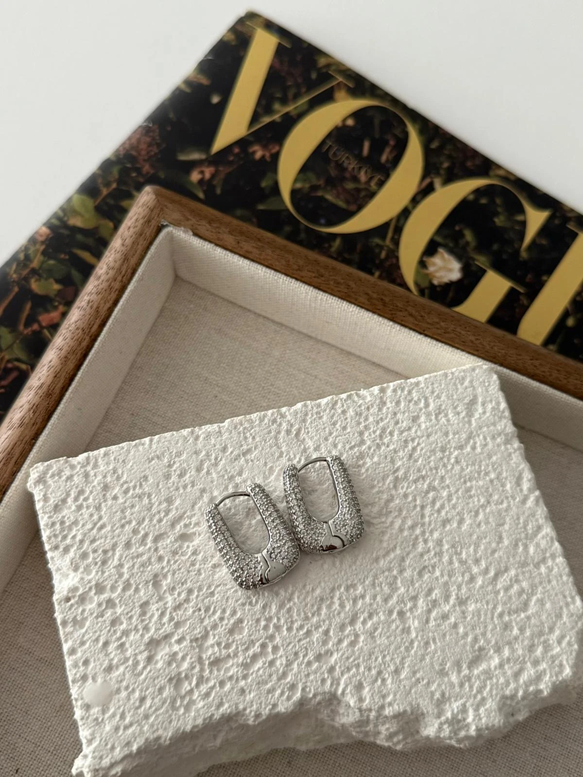 Zirkon Taşlı Silver Tone Köşeli Küpe